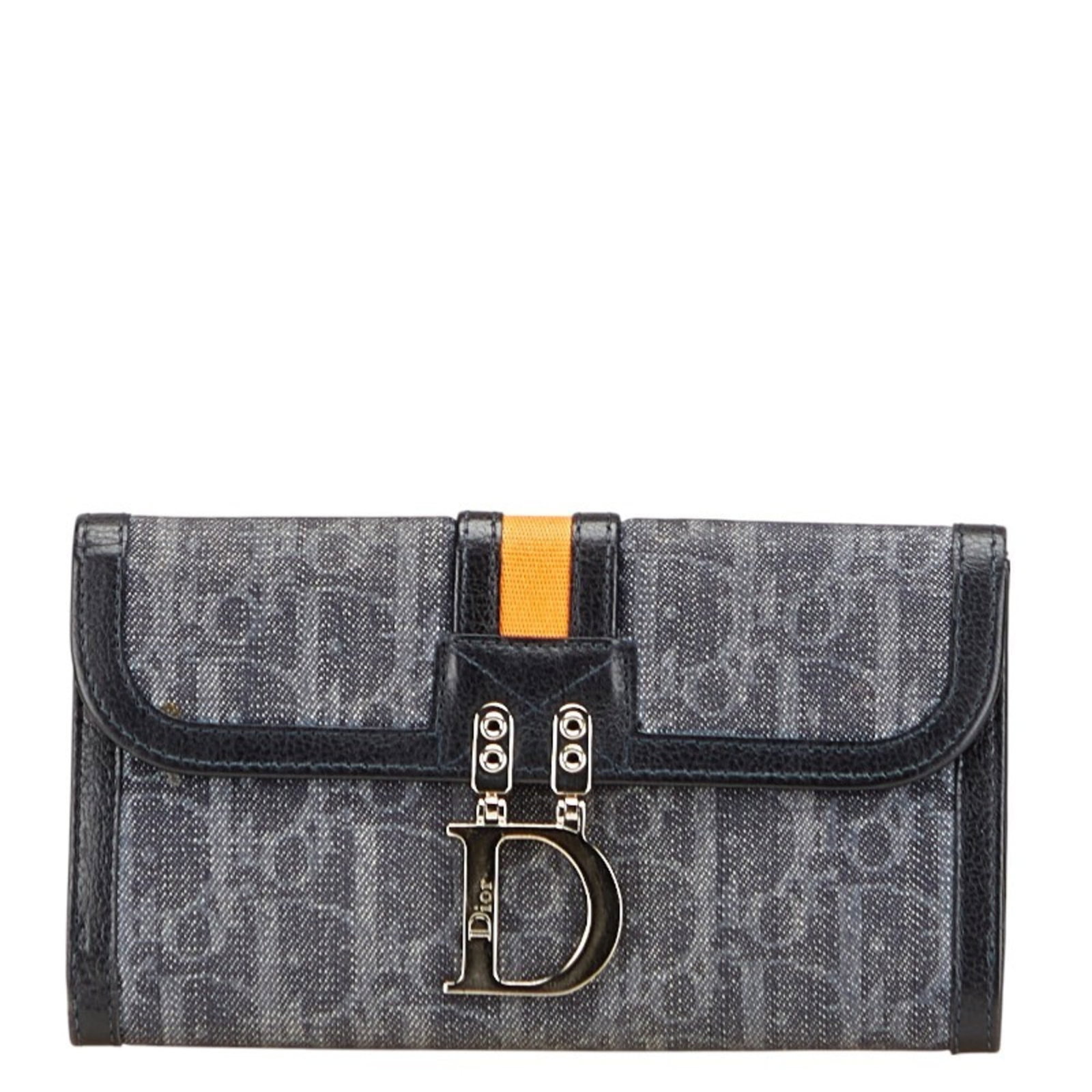 Christian Dior Bi Fold Wallet Trotter Denim Leather: Christian Dior Bi Fold Wallet Trotter Denim Leather Christian Dior's Bi Fold Wallet Trotter Denim Leather offers a stylish and functional design, featuring a classic black color with gray accents.