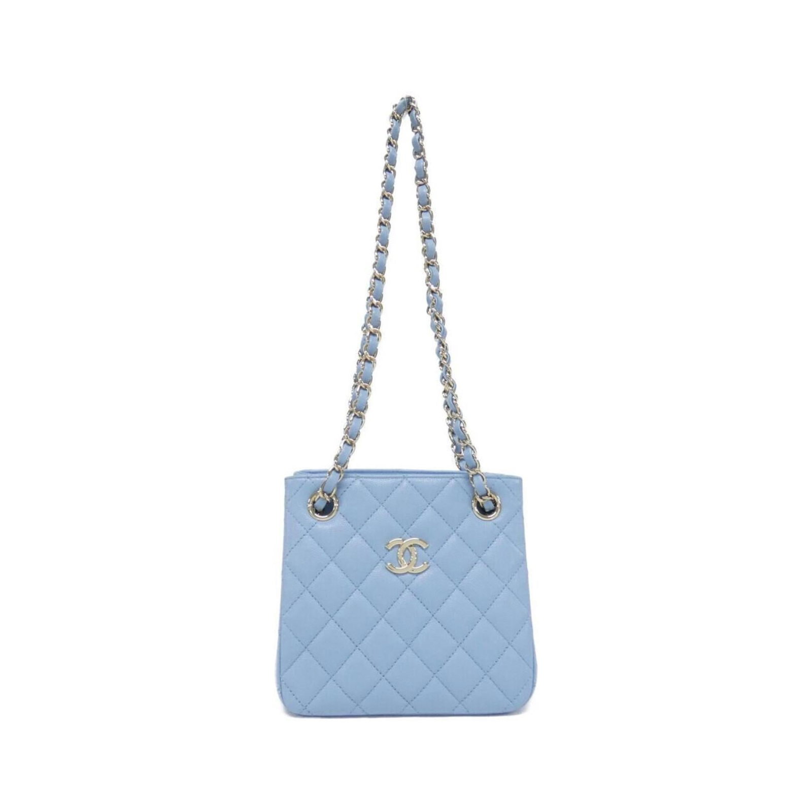 Calfskin shoulder bag by Chanel: Calfskin shoulder bag by Chanel Grained calfskin shoulder bag in light blue, adorned with gold hardware. This Chanel bag features a classic design with a few traces of usage, some scratches and dirt