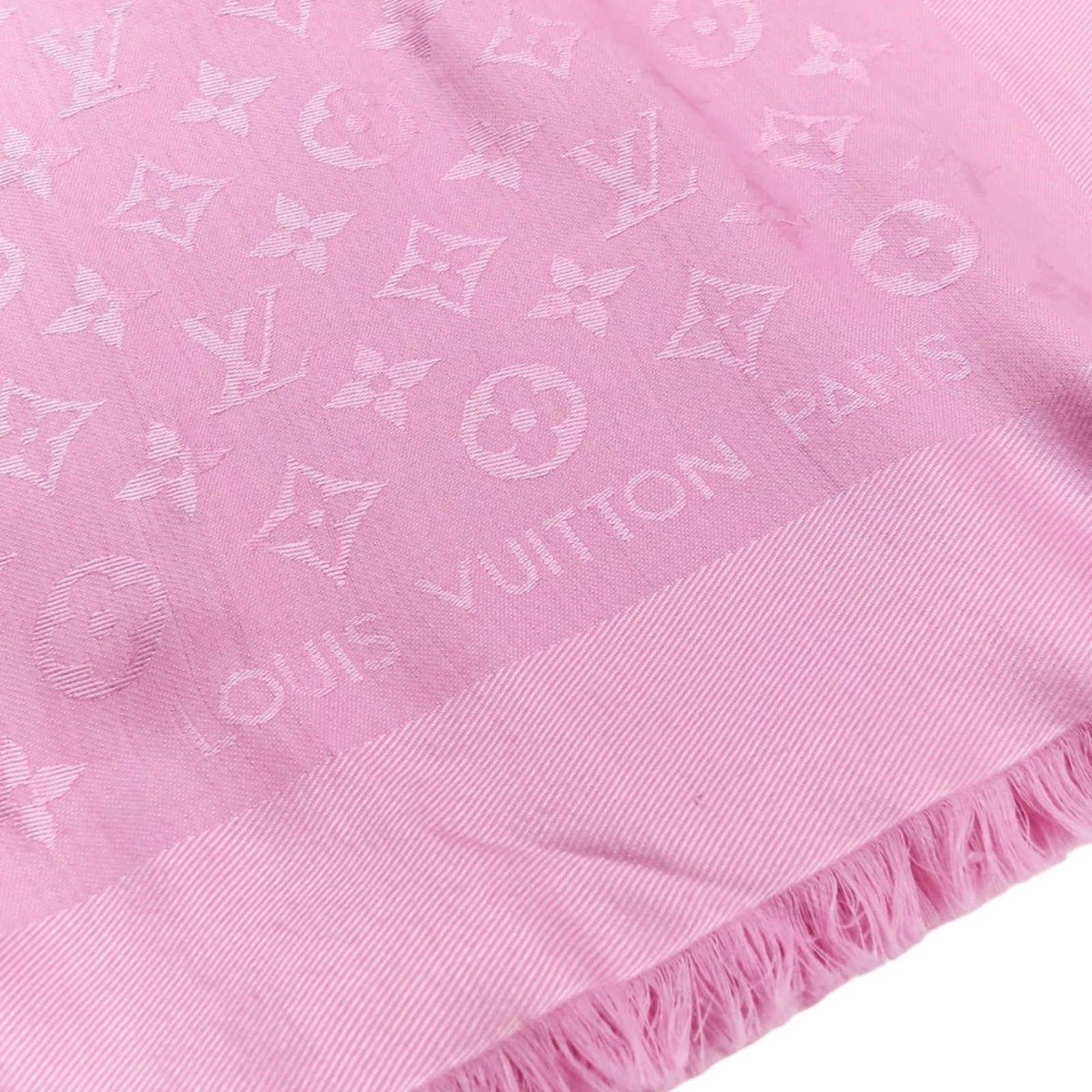 Silk wool shawl Louis Vuitton: Silk wool shawl Louis Vuitton Silk wool shawl with a distinctive pink hue, featuring the iconic Louis Vuitton design. This used shawl boasts a unique blend of materials and measures approximately
