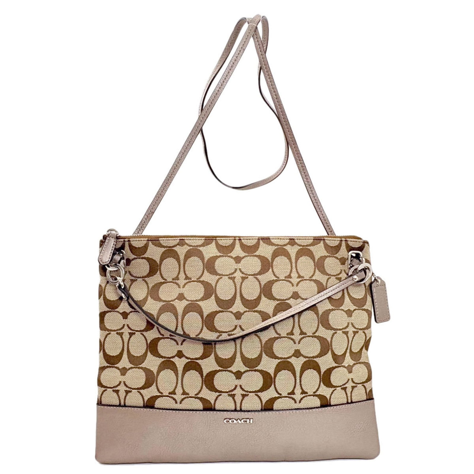 Coach Shoulder Bag Canvas: Coach Shoulder Bag Canvas Brown canvas shoulder bag from Coach with a classic design, featuring a timeless brown color and a versatile size. The bag shows signs of previous use, including minor