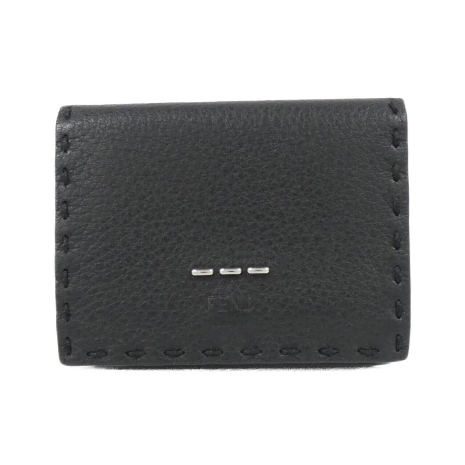 Coin purse leather case Fendi: Coin purse leather case Fendi This Fendi leather coin purse case boasts a sleek, sophisticated design in high-quality calfskin. With its classic dimensions and subtle wear, it exudes timeless