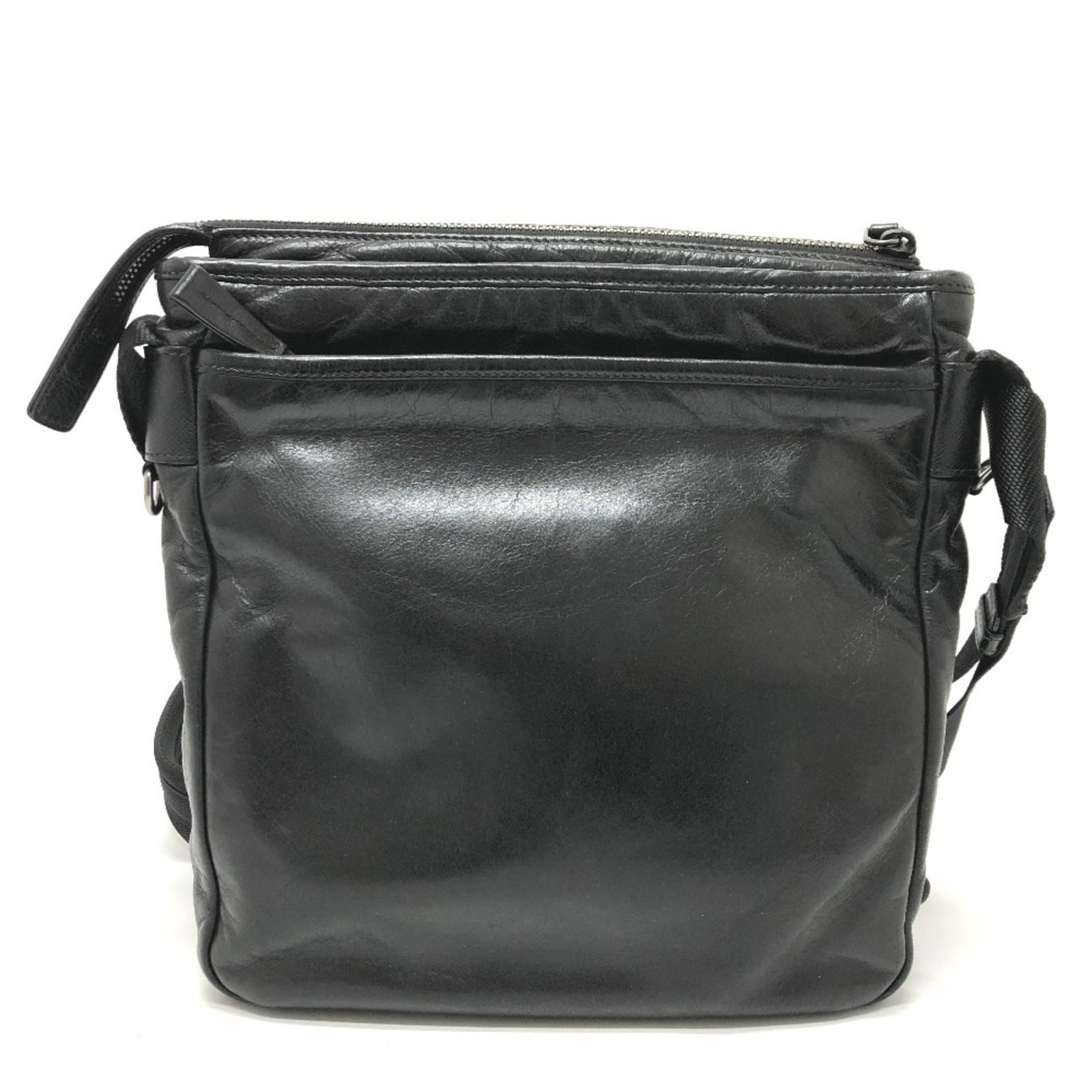 Prada Messenger Bag Shoulder Bag Leather: Prada Messenger Bag Shoulder Bag Leather Black leather messenger bag with shoulder strap, measuring 28cm x 24.5cm x 6cm, bearing traces of usage and minor scratches. The bag's condition reflects its