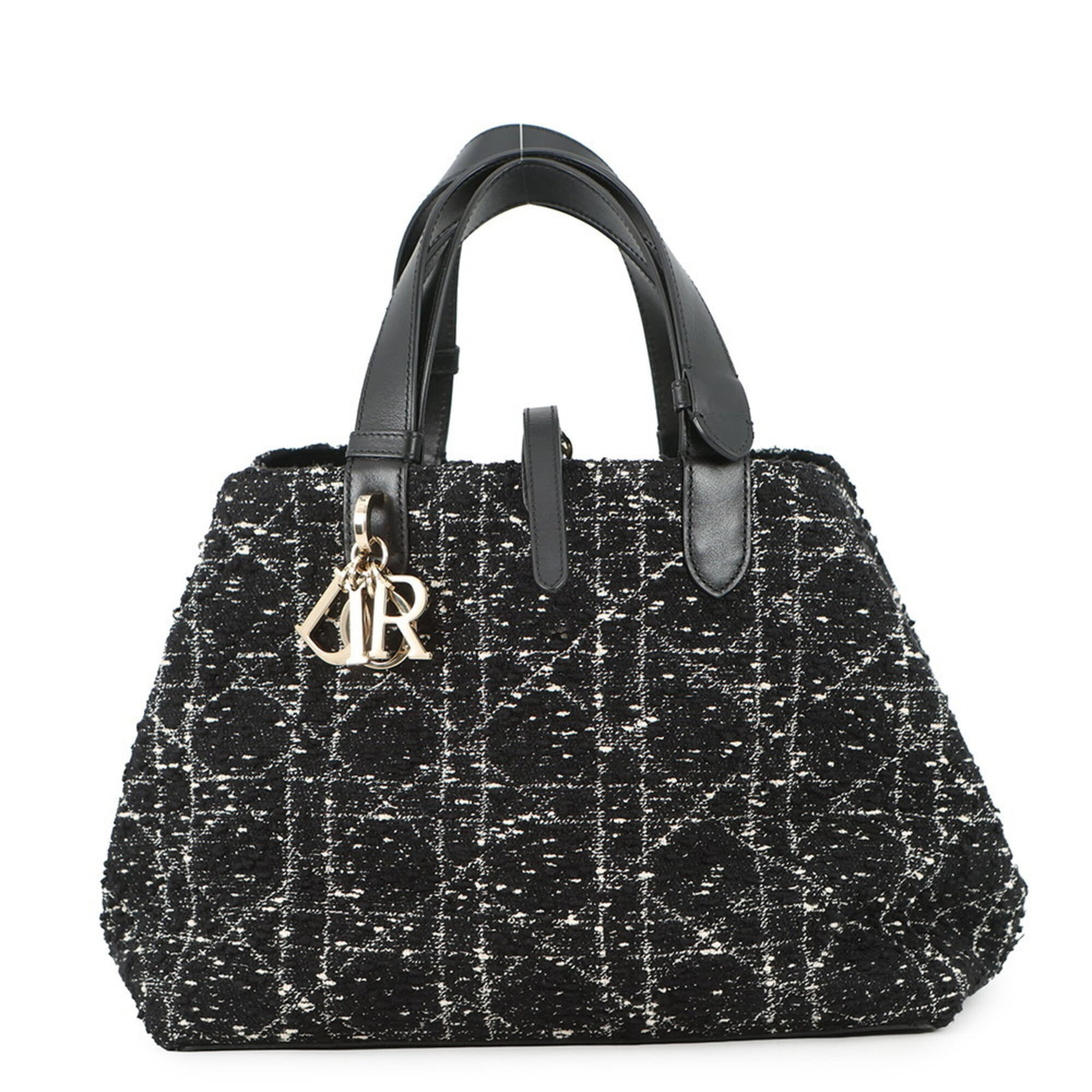 Christian Dior Tweed Leather Handbag: Christian Dior Tweed Leather Handbag Black and white tweed leather handbag from Christian Dior, featuring a classic design with subtle texture and intricate stitching. Measuring 21cm x 27cm x 17cm,