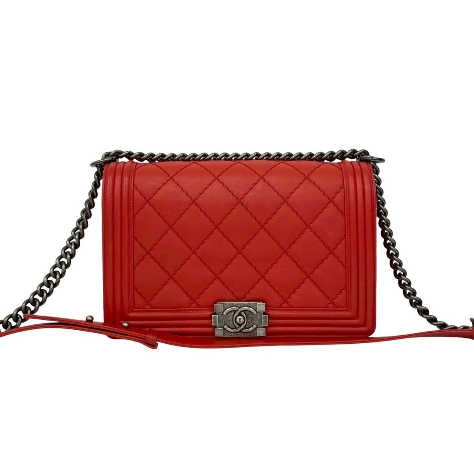 Shoulder Bag Leather: Shoulder Bag Leather Red leather shoulder bag with classic design, measuring 18cm x 27cm x 6.5cm. This used Chanel-style bag shows signs of usage, including scratches and dirt, but remains in good con