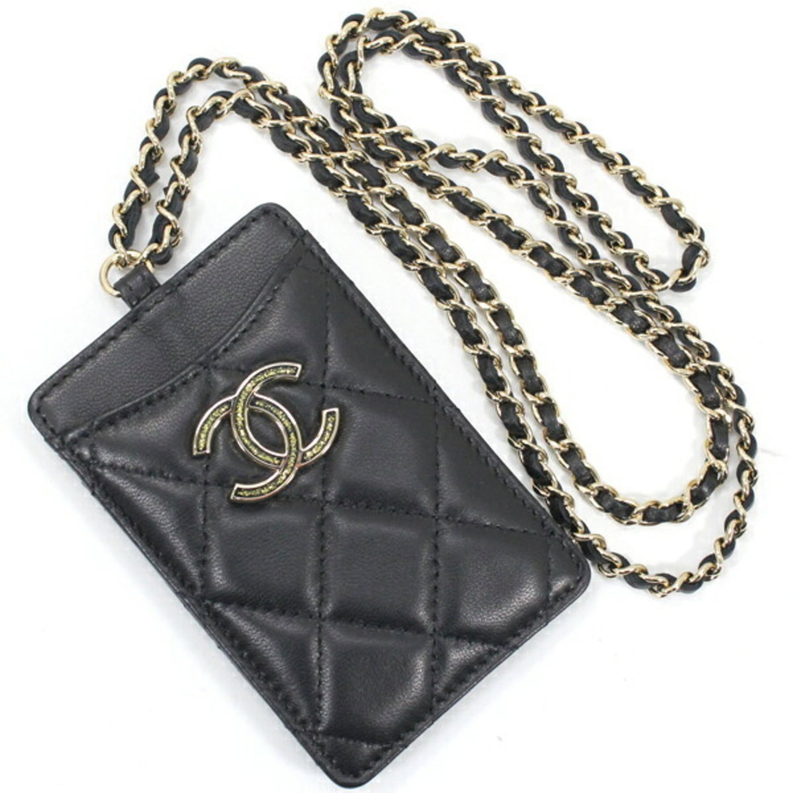 Card case in leather from Chanel: Card case in leather from Chanel This black lambskin card case from Chanel features high-quality leather construction. In mint condition, it showcases the timeless design and craftsmanship associated