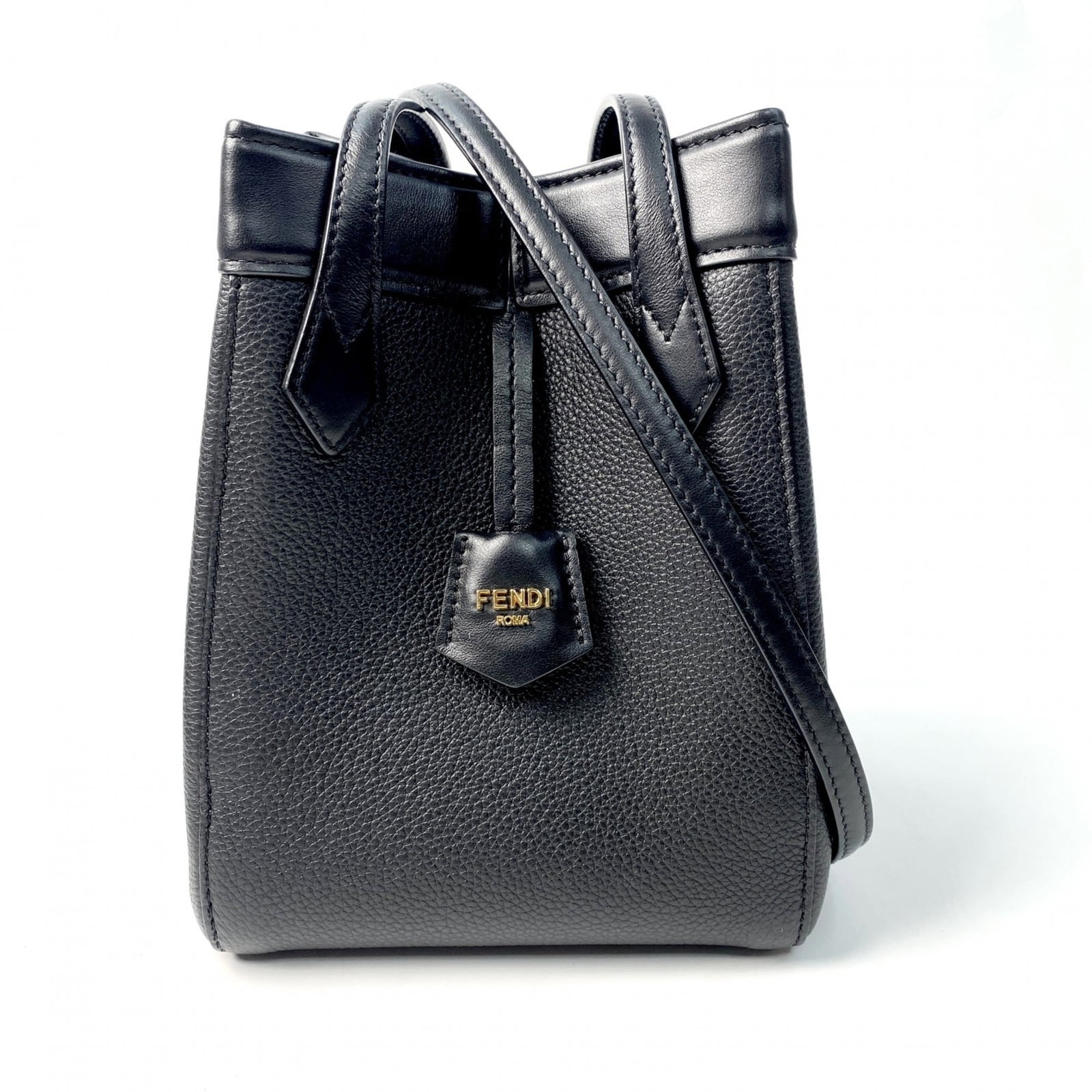Fendi Bag Shoulder: Fendi Bag Shoulder Black Fendi Bag Shoulder in mint condition, featuring a sleek design and 70cm strap length. Weighing 1lb, this shoulder bag measures 19.5cm x 14cm x 11cm and boasts a durable constr