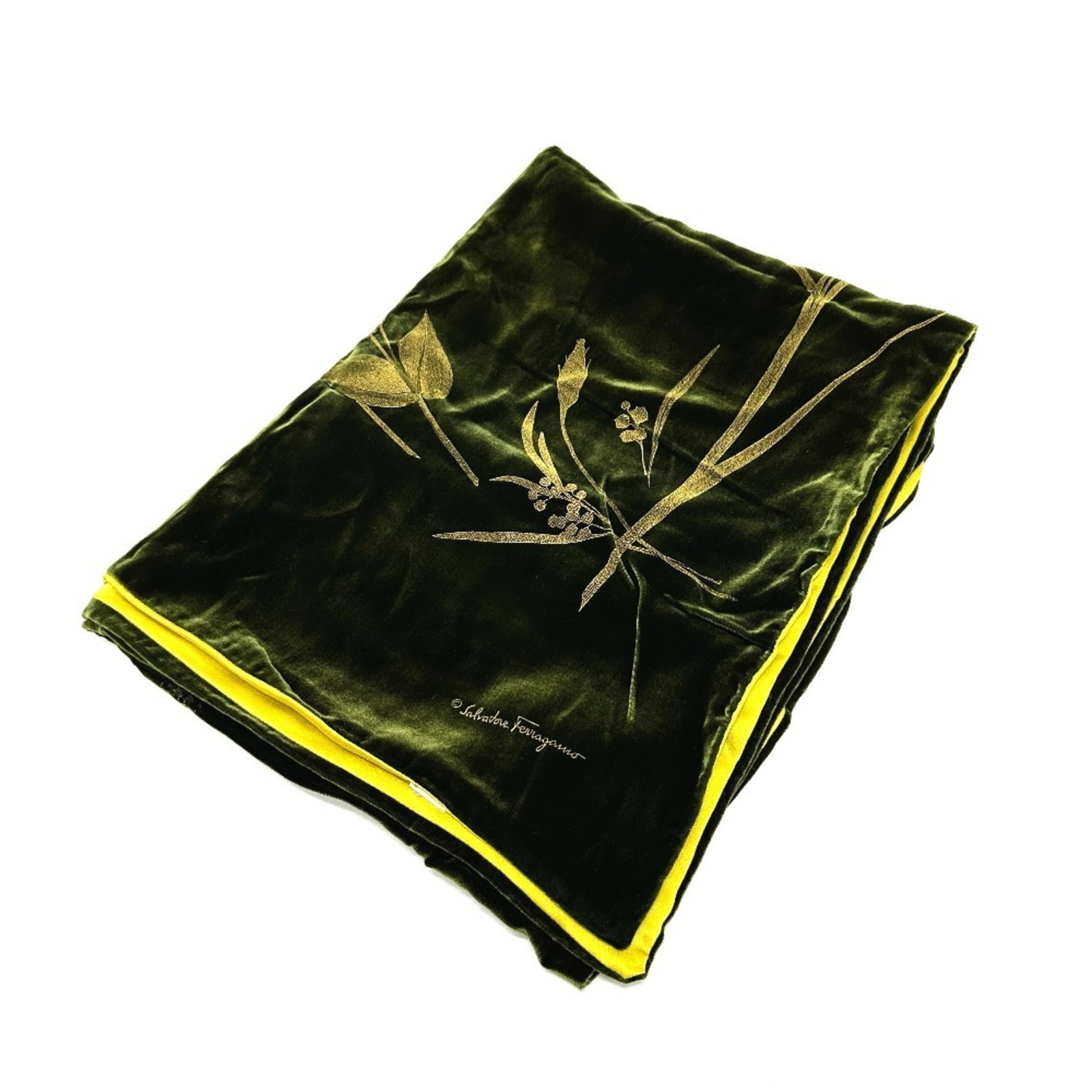 Salvatore Ferragamo Stole Leather: Salvatore Ferragamo Stole Leather Stole in mint condition, this Salvatore Ferragamo piece boasts luxurious velour leather made from high-quality materials. Measuring 64cm x 1.74m, it offers a