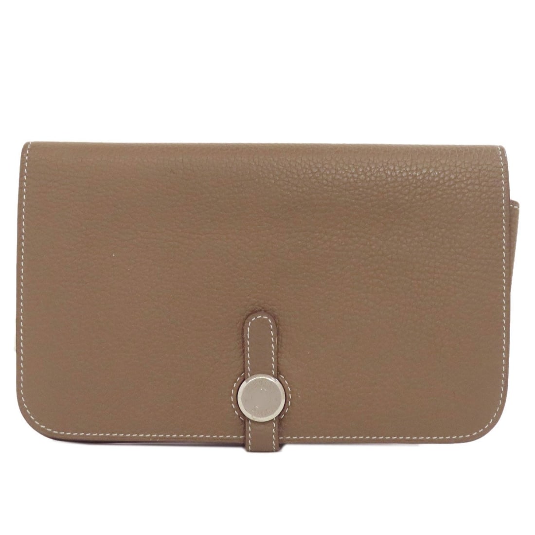 Hermes Dogon Gm Etope Silverhardware Long Wallet (With Coin Pocket) Togo: Hermes Dogon Gm Etope Silverhardware Long Wallet (With Coin Pocket) Togo Beige Togo leather wraps around the classic long wallet design, featuring a coin pocket for added convenience. The silver hardw