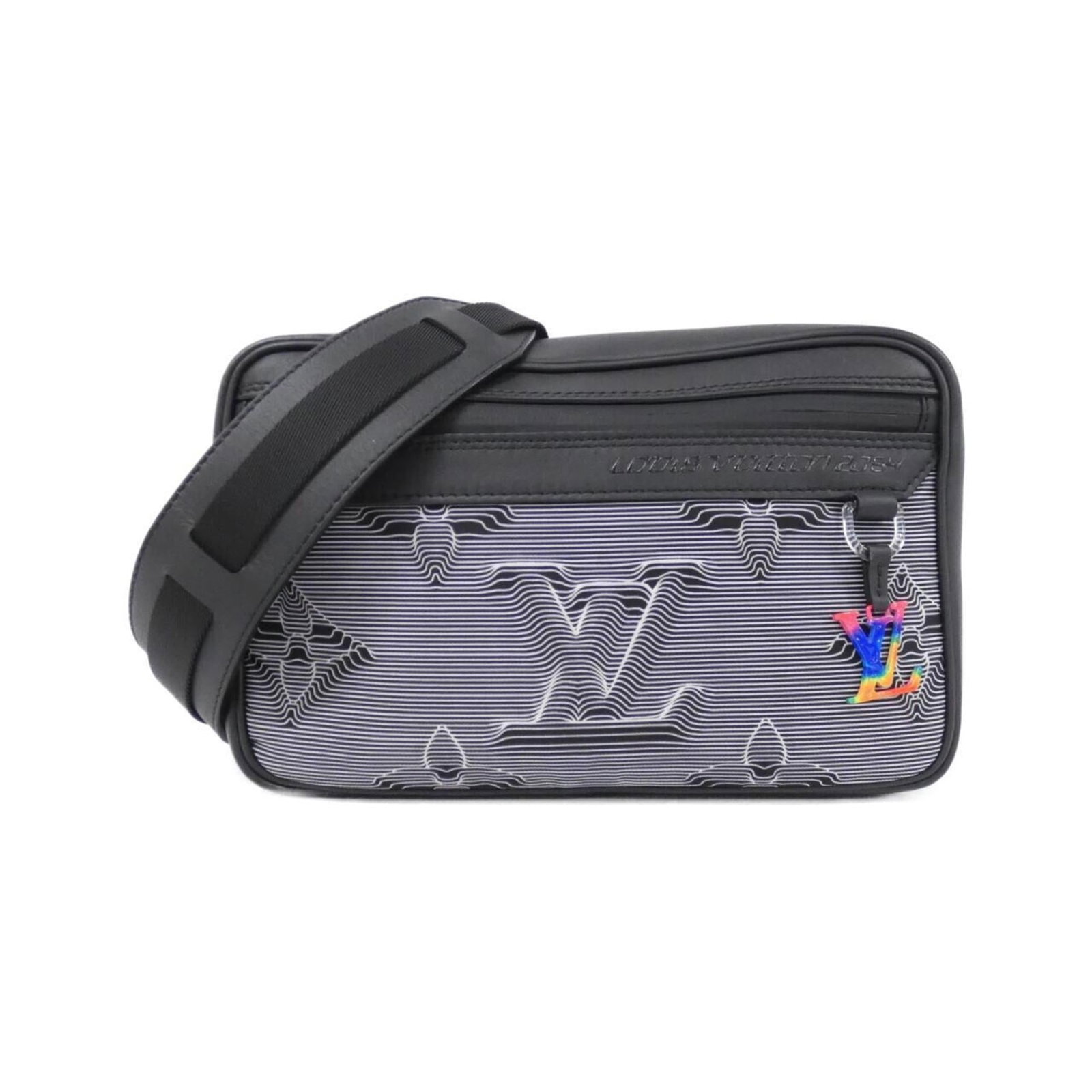 Nylon Louis Vuitton Shoulder Bag: Nylon Louis Vuitton Shoulder Bag Black Gris Nylon Louis Vuitton Shoulder Bag, featuring a classic design with a few traces of usage visible. The bag has some scratches and dirt but remains in very