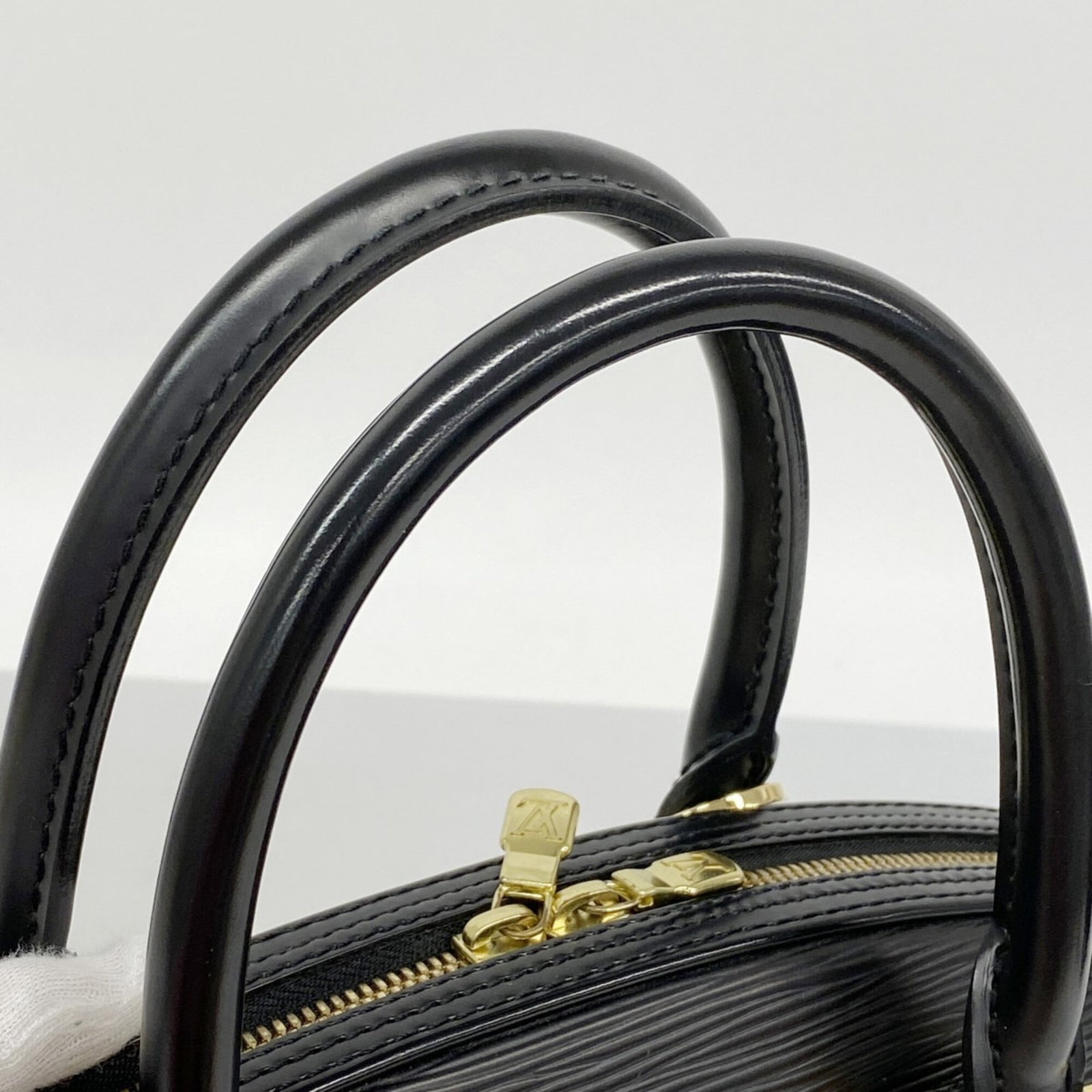 Louis Vuitton Handbag - 7