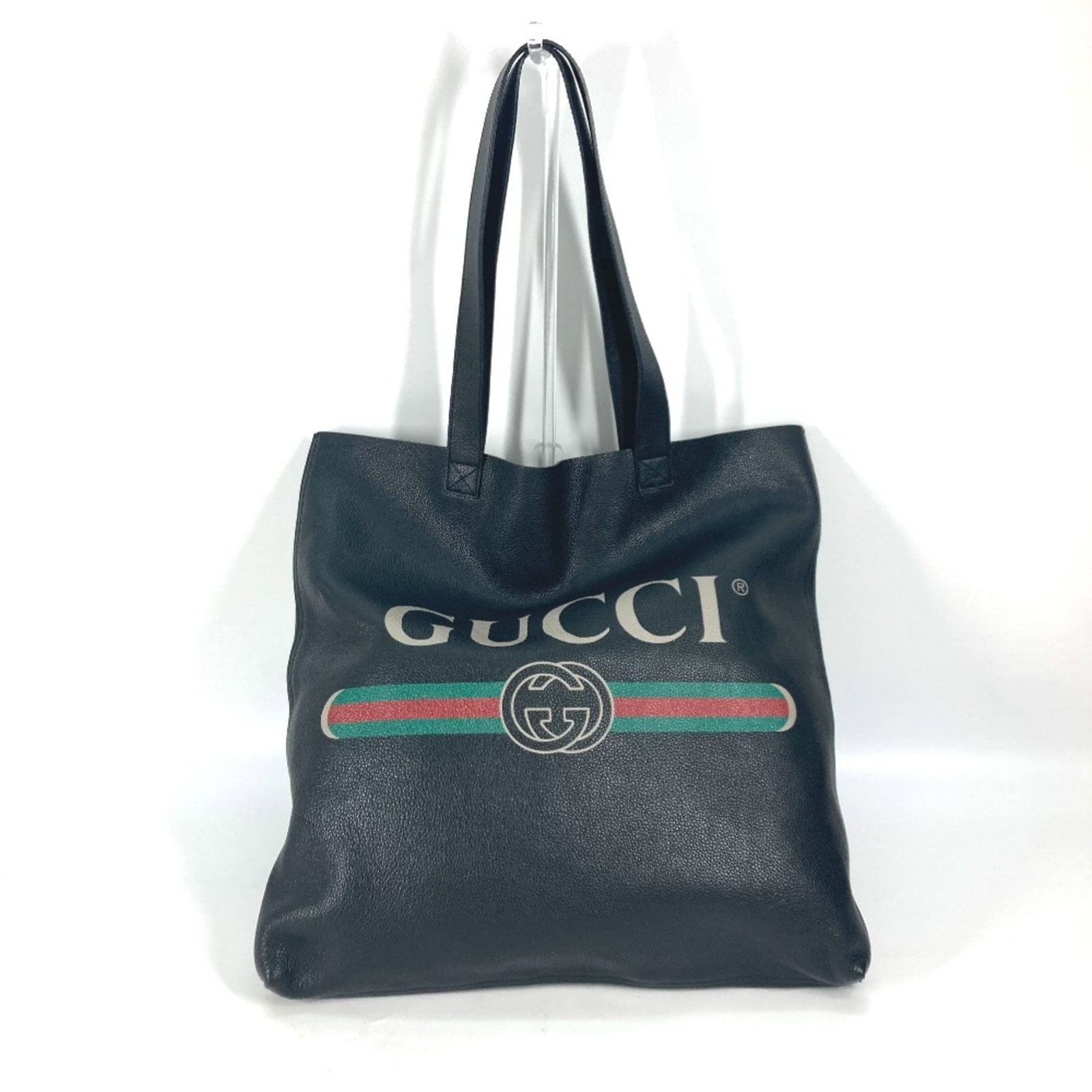 Tote bag leather by Gucci: Tote bag leather by Gucci Black leather tote bag by Gucci, measuring W38.5cmxH41.5cmxD5cm/W15.2xH16.3xD0.0inch, features a few traces of usage and some scratches/dirt in very good condition. The