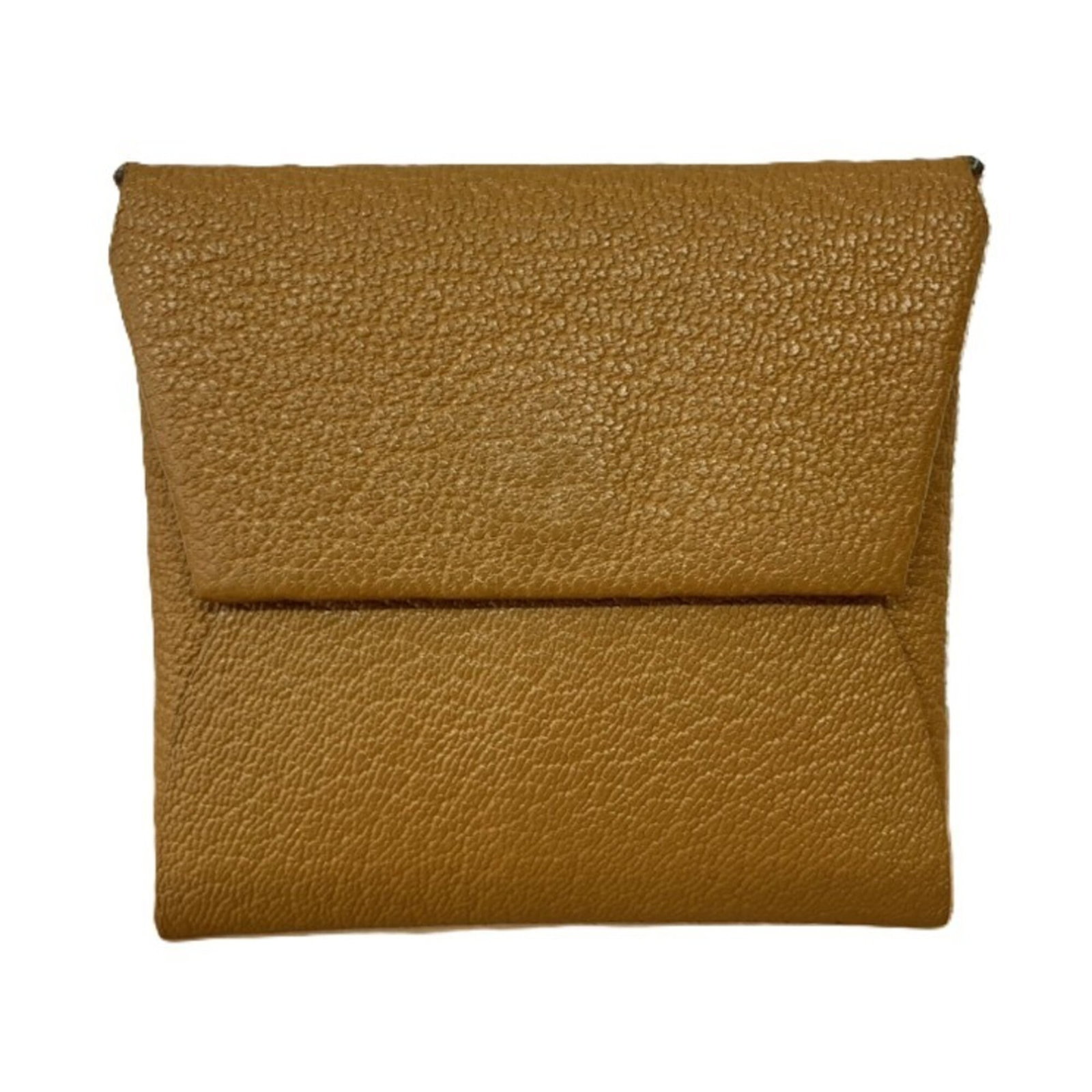 Coin purse leather case Hermes: Coin purse leather case Hermes Brown leather coin purse case from Hermes, measuring 8cm x 8.5cm x 1cm. This used item displays traces of usage and minor scratches/dirt, but remains in good condition.