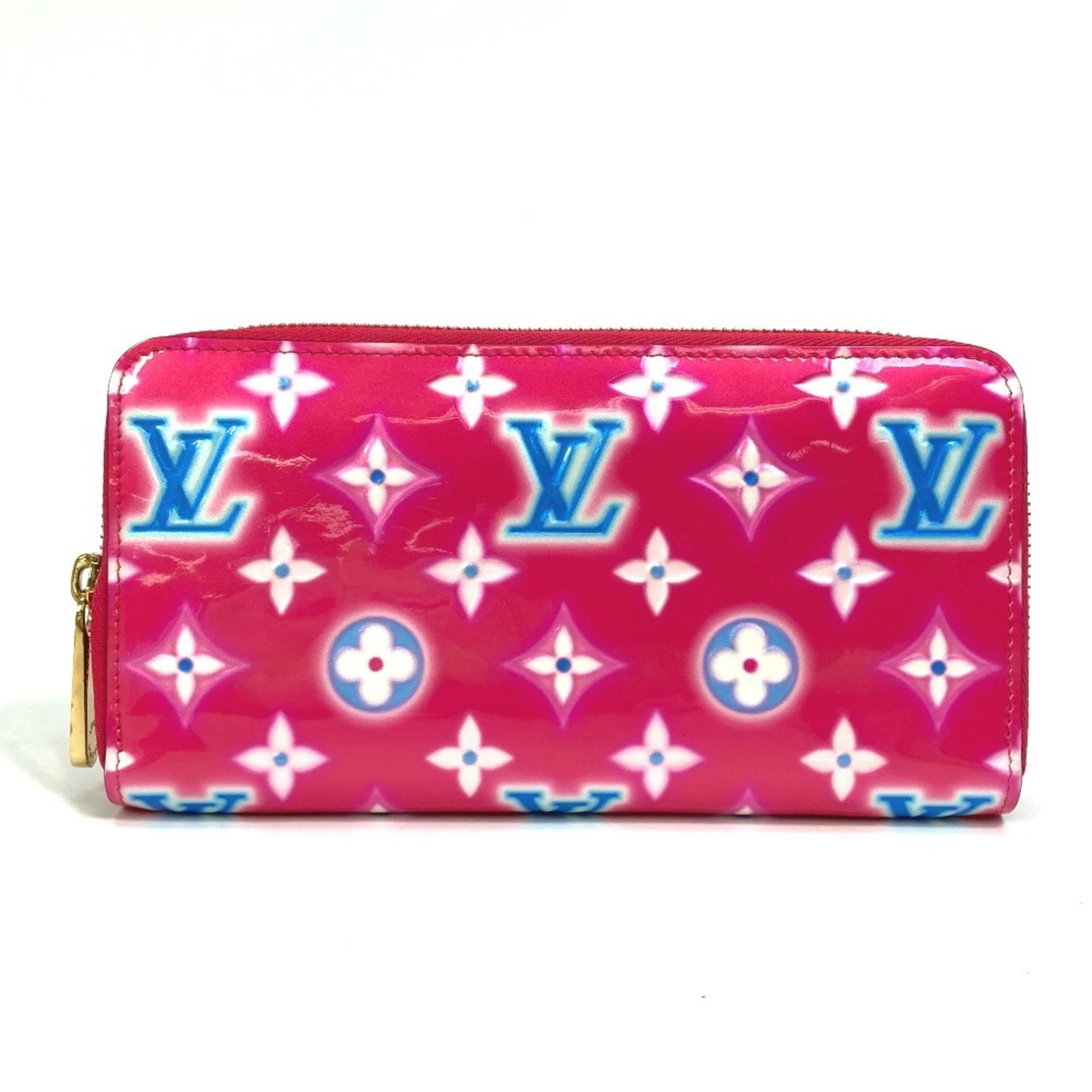 Vernis monogram bi-fold long wallet Louis: Vernis monogram bi-fold long wallet Louis Monogram Vernis bi-fold long wallet from Louis Vuitton features a distinctive pink color and classic design. The item has some traces of usage, including scra