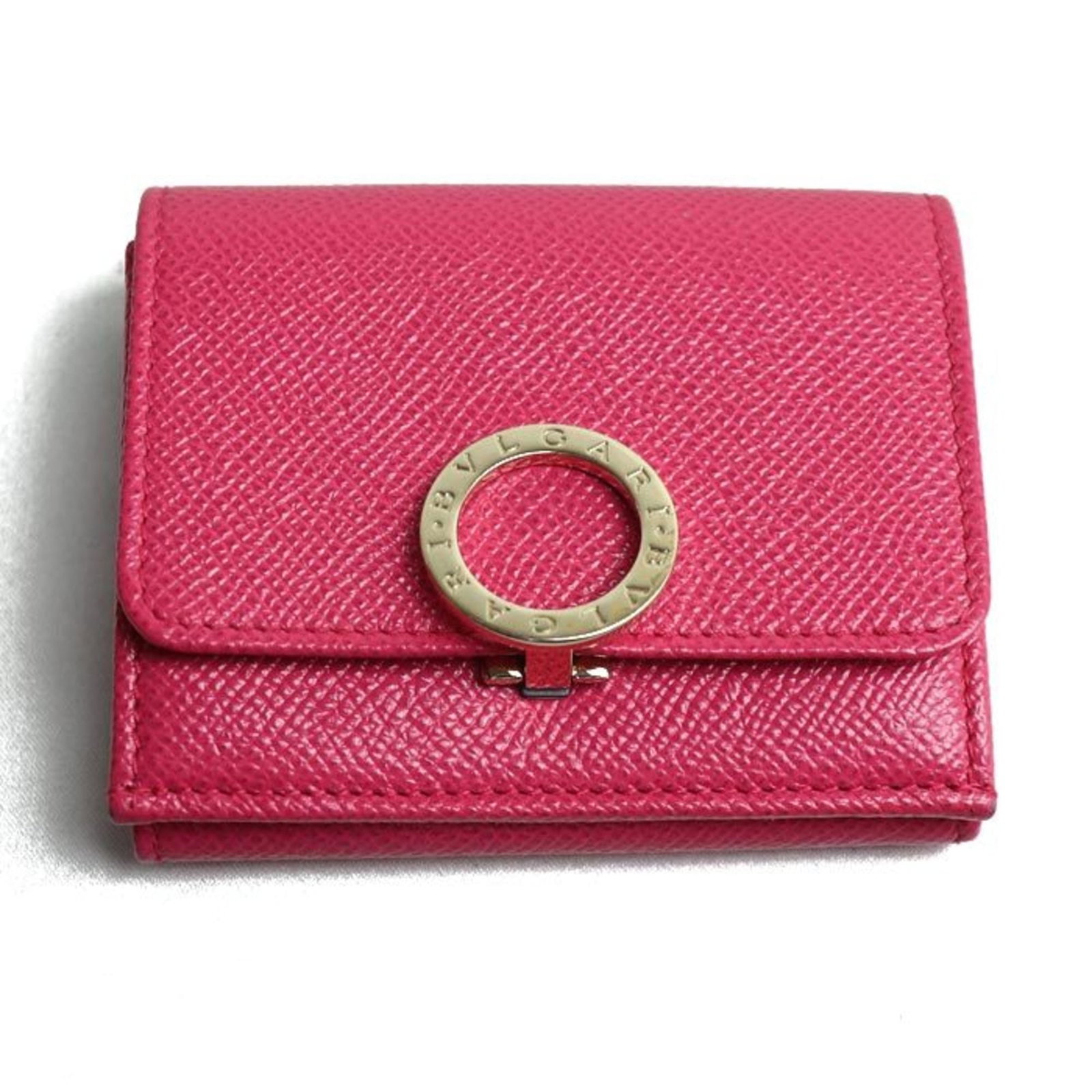 Bvlgari Wallet Tri Fold Leather: Bvlgari Wallet Tri Fold Leather Bvlgari Wallet Tri Fold Leather is a stylish and functional accessory. Made from high-quality leather, this tri-fold wallet features a distinctive pink color. With its