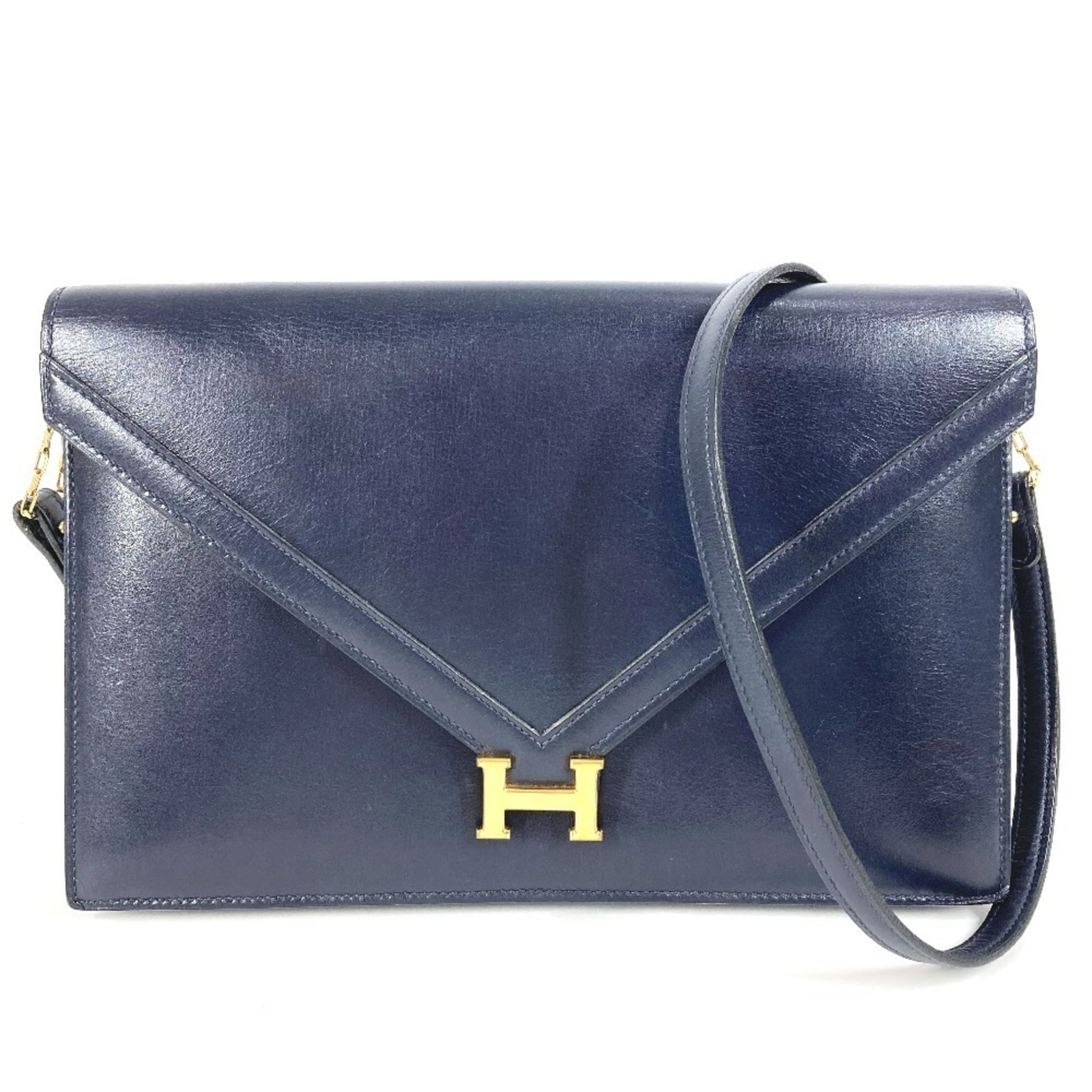 Calf leather shoulder bag box by Hermes clutch bag: Calf leather shoulder bag box by Hermes clutch bag Box calf leather construction, navy color, and classic design make this Hermes clutch bag a timeless accessory. Measuring 17cm x 25.5cm x 3.5cm, it