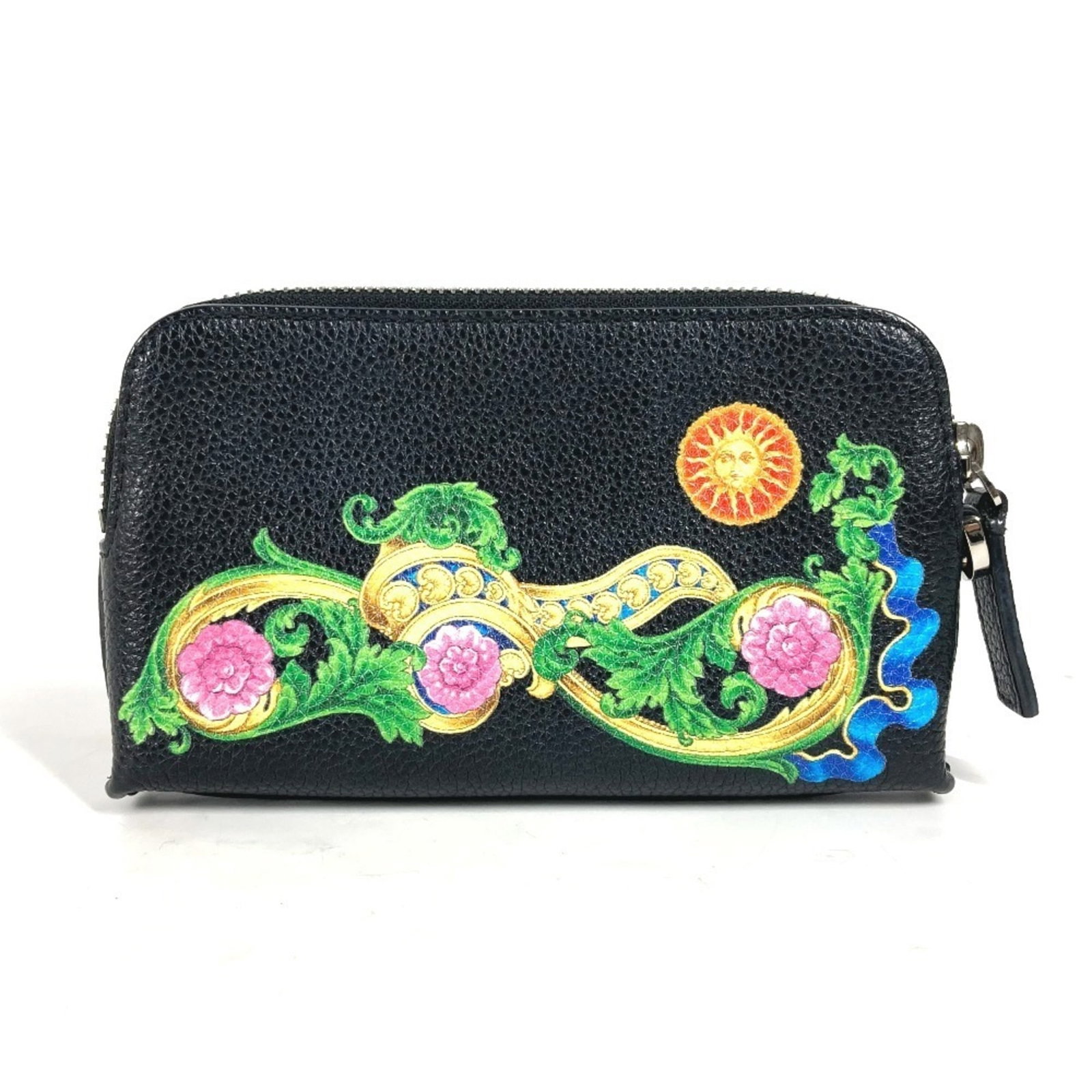 Versace Coin Purse/ Coin Case Leather: Versace Coin Purse/ Coin Case Leather Black leather coin purse from Versace, measuring 9.5cm x 16cm, with traces of usage and minor scratches visible. This used item retains its signature style, beari