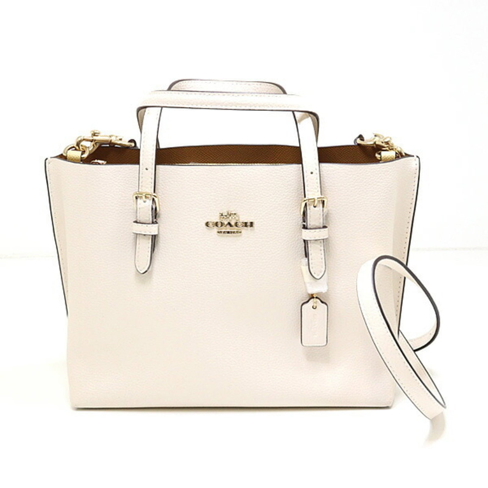 Leather tote by Coach: Leather tote by Coach This Coach leather tote bag features a crisp white color and measures 19cm x 24cm x 11cm. With a few traces of usage visible, it has developed some scratches and dirt, but