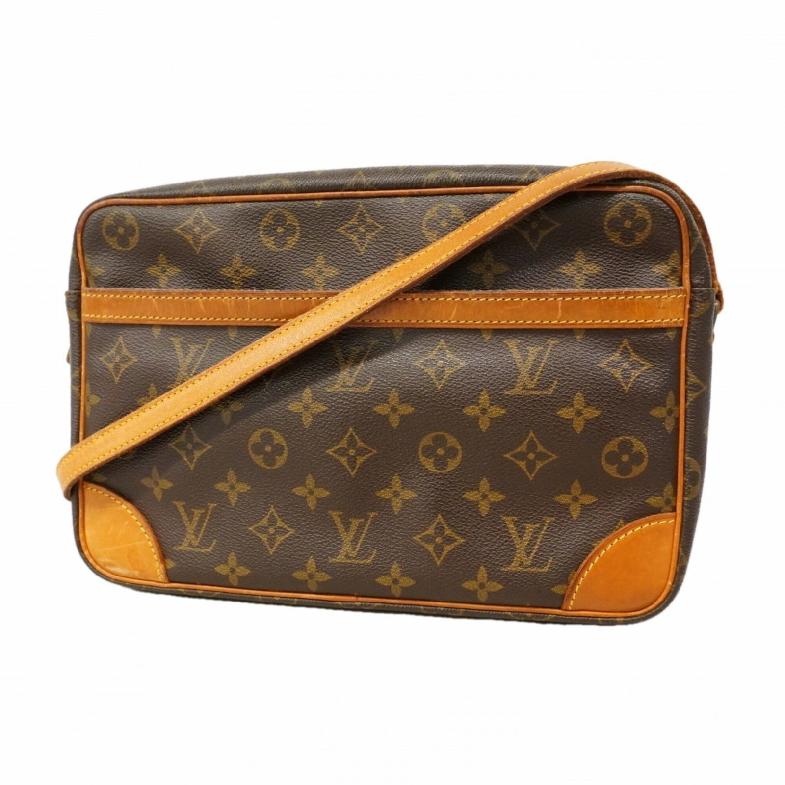 Shoulder Bag of Louis Vuitton: Shoulder Bag of Louis Vuitton Brown Louis Vuitton shoulder bag with classic design and signature monogram pattern. Measuring 19cm x 29cm x 8cm, it features a worn exterior with traces of usage and