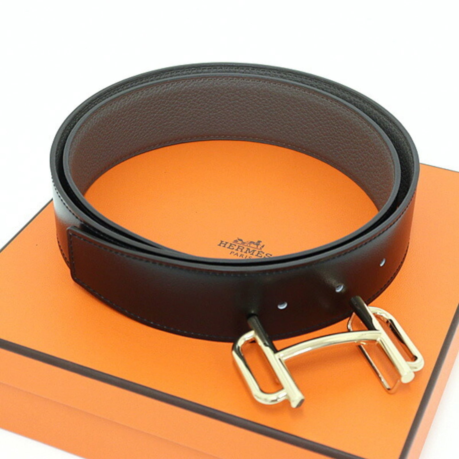 Belt Hermes Standard: Belt Hermes Standard The Hermes Standard Belt is a classic accessory, crafted from high-quality black leather and featuring a timeless design. Measuring 83cm-88cm in length, it boasts a sleek buckle