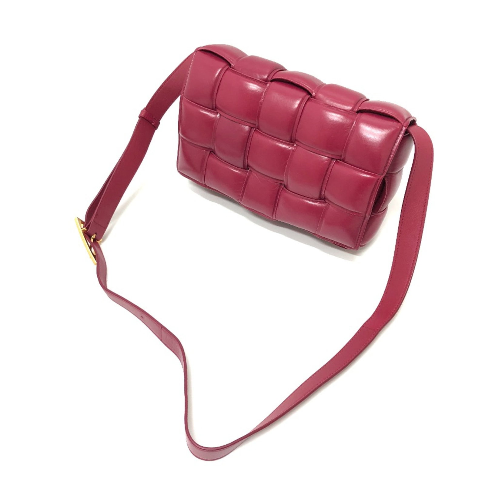 Veneta Leather Bag Shoulder: Veneta Leather Bag Shoulder Bottega Veneta's iconic shoulder bag features rich, supple leather and a timeless design. Measuring 24cm wide and 15cm tall, this stylish accessory boasts a sturdy