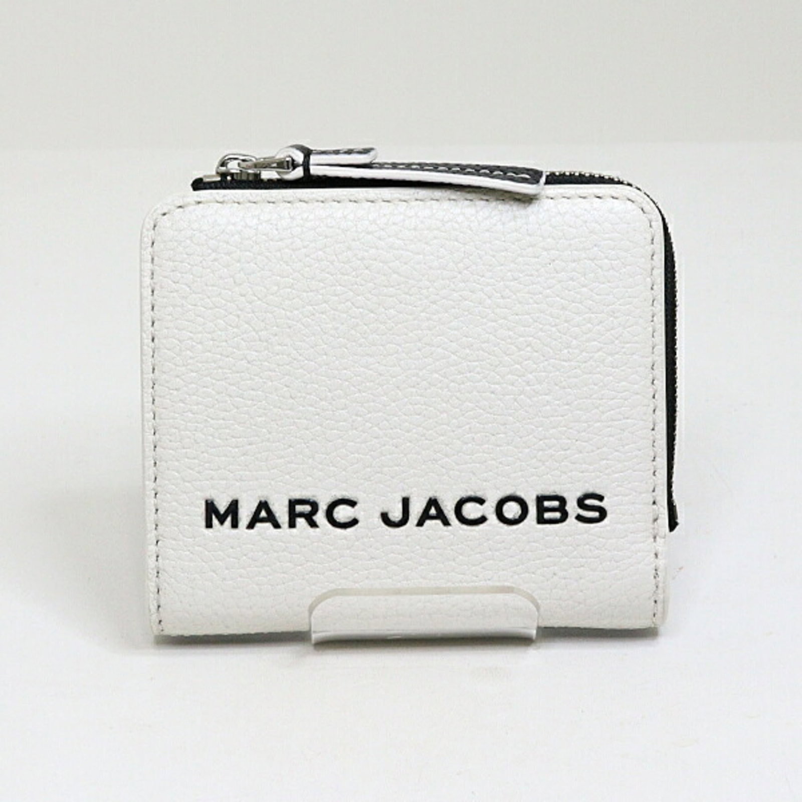 Leather Bi Fold Wallet By Marc Jacobs: Leather Bi Fold Wallet By Marc Jacobs Marc Jacobs Leather Bi Fold Wallet in Black. This bi-fold wallet features premium leather construction and a sleek design, measuring 9.5cm x 11.1cm x 1.8cm. In