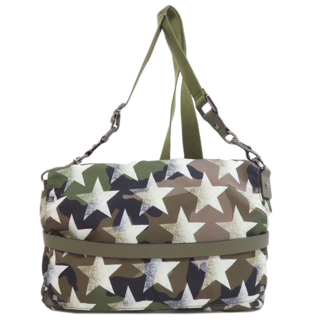 Valentino Camouflage Pattern Star Motif Shoulder Bag Nylon: Valentino Camouflage Pattern Star Motif Shoulder Bag Nylon Valentino's Camouflage Pattern Star Motif Shoulder Bag boasts a striking green nylon exterior, featuring an eye-catching star motif in a