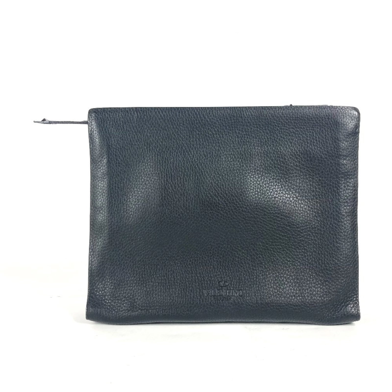 Valentino Garavani Clutch Bag Pouch Leather: Valentino Garavani Clutch Bag Pouch Leather Black leather clutch bag pouch from Valentino Garavani, featuring a sleek and sophisticated design. Measuring 21.5cm x 29.5cm x 4.5cm, it showcases a