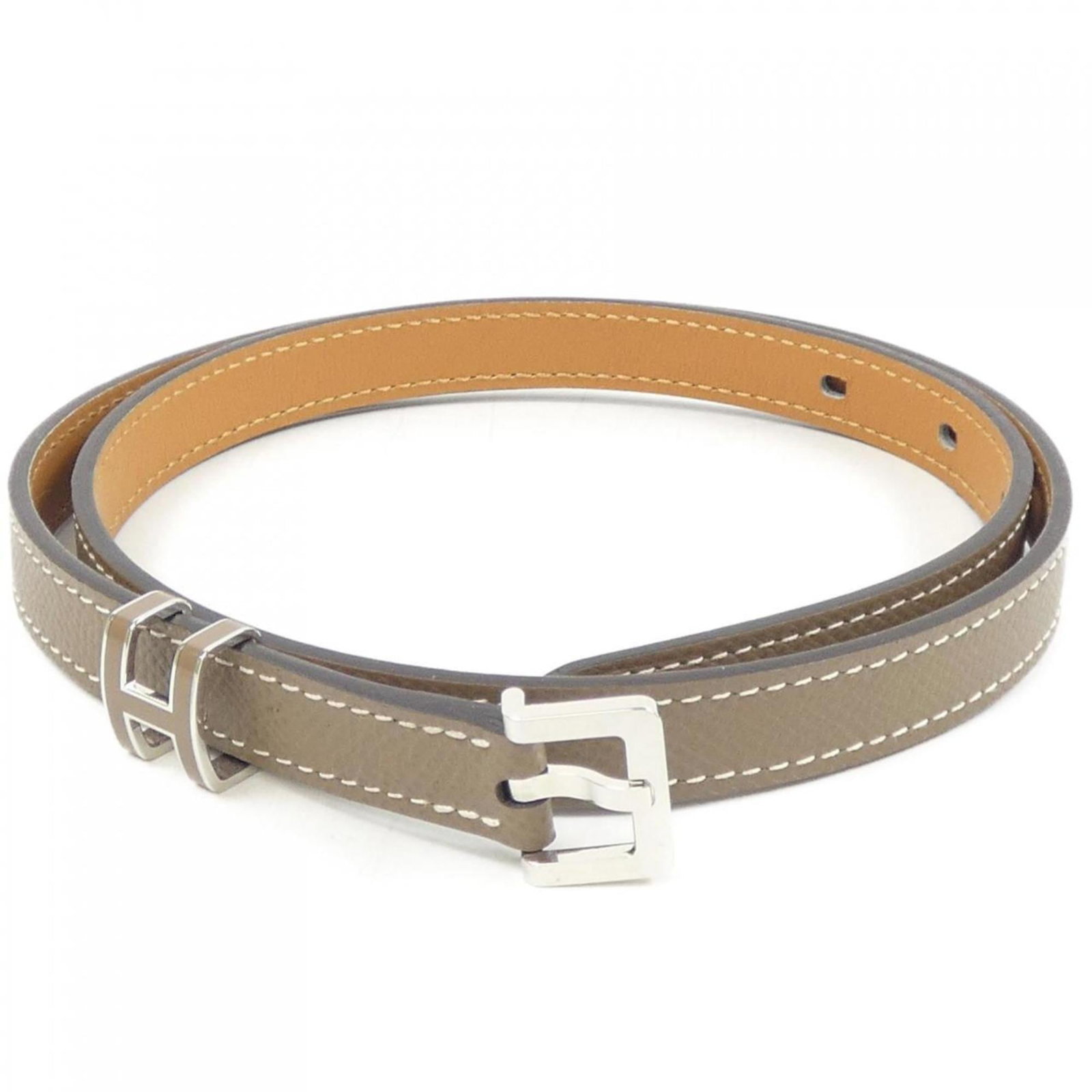 Standard Belt of Hermes: Standard Belt of Hermes Brown Standard Belt from Hermes, measuring 67cm-72cm in length. The belt features a few traces of usage, with some scratches and dirt visible, but remains in very good conditio