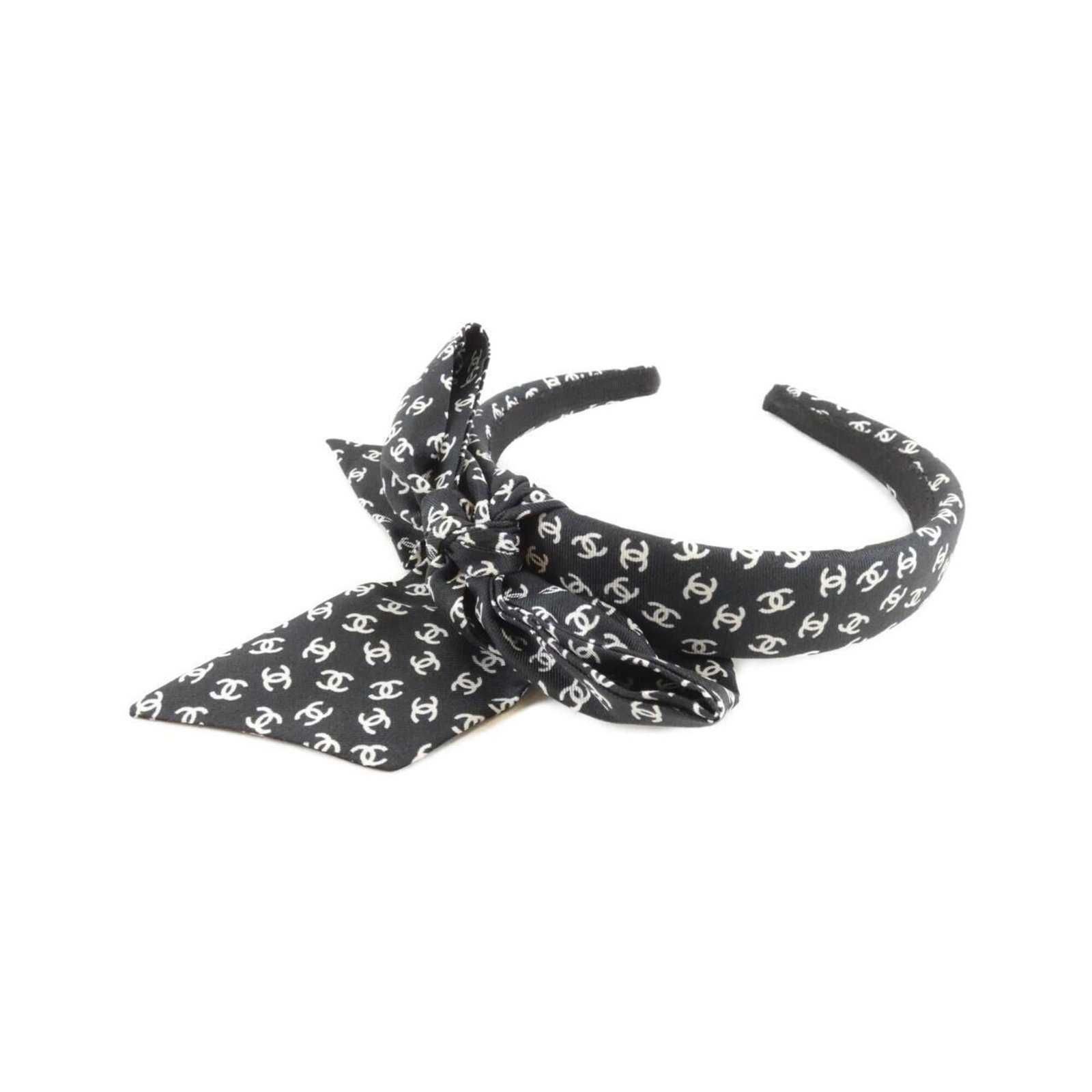 Silk band of Alice Chanel: Silk band of Alice Chanel Silk band from the iconic Alice Chanel collection, featuring a sleek black and white design. Measuring 11cm x 15cm, this piece boasts a timeless elegance with its subtle text