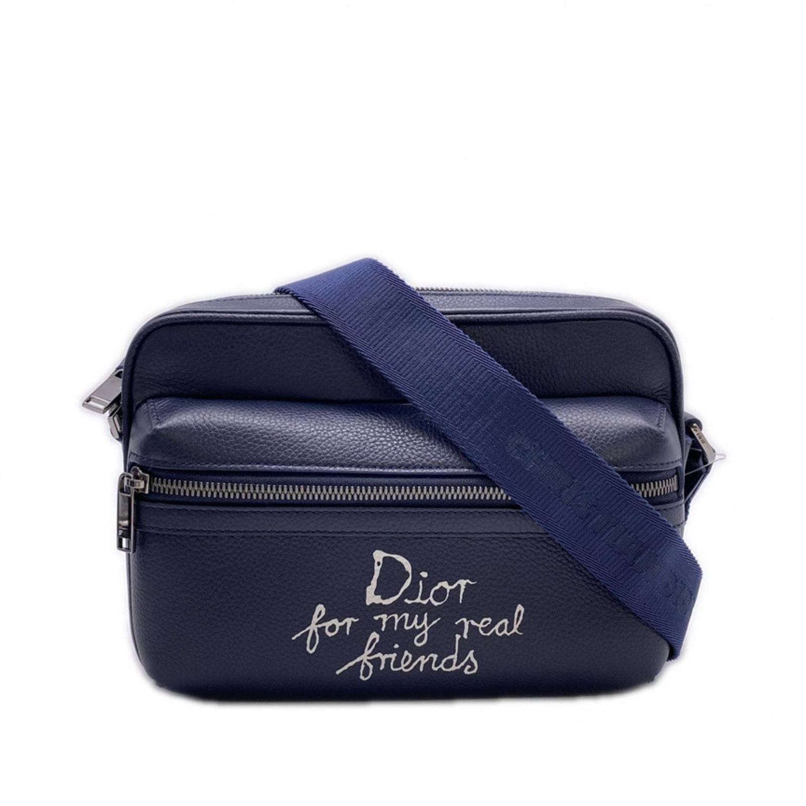 Messenger Bag Christian Dior Leather Shoulder: Messenger Bag Christian Dior Leather Shoulder Navy leather messenger bag from Christian Dior, featuring a classic shoulder design with a 16.5cm x 23.5cm x 8cm size and traces of usage visible on the