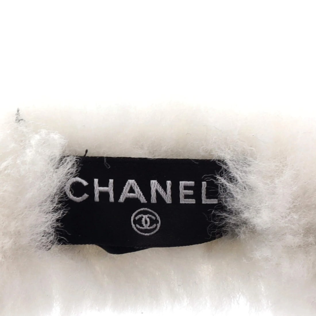 Shearling earmuffs by Chanel - 5