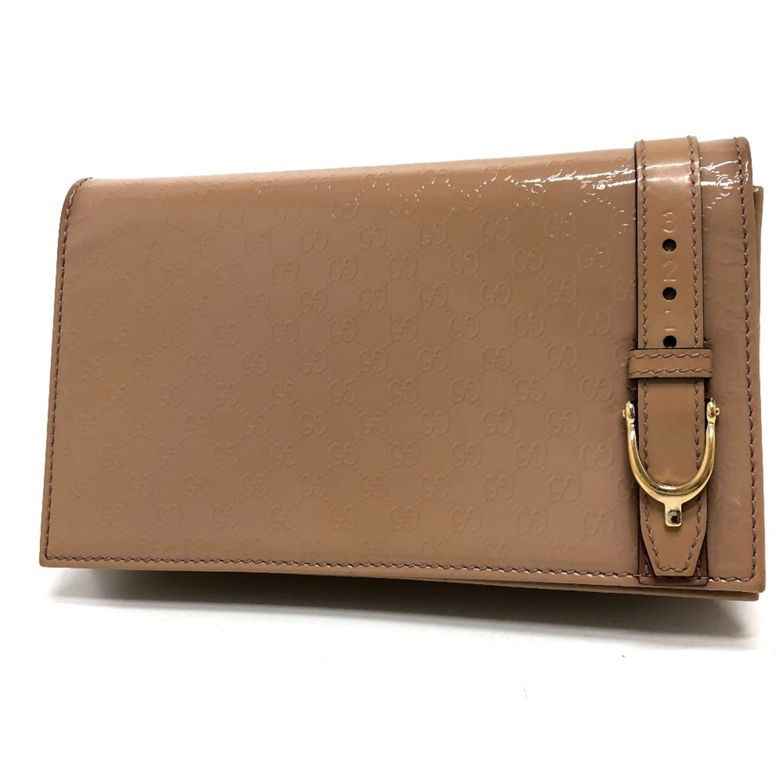 Patent Leather Gucci Shoulder Bag: Patent Leather Gucci Shoulder Bag Patent leather Gucci shoulder bag in beige, featuring a classic design with a few traces of usage visible. The bag's patent leather material gives it a sleek and soph