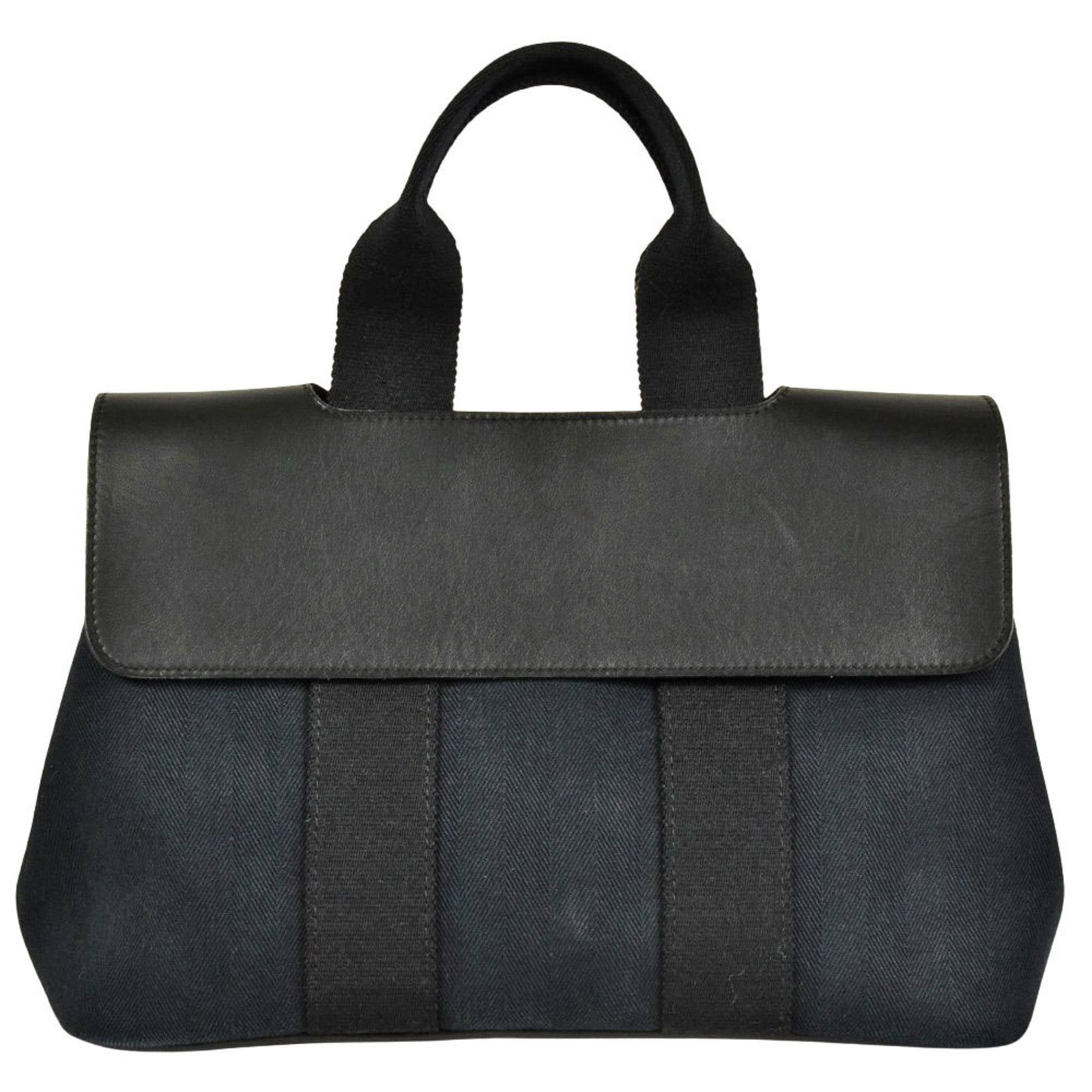 Toile Handbag To Hermes Chevron: Toile Handbag To Hermes Chevron Toile Handbag To Hermes Chevron features a classic design with a black color and iconic chevron pattern. The bag boasts an open pocket, zipper pocket, and a spacious in