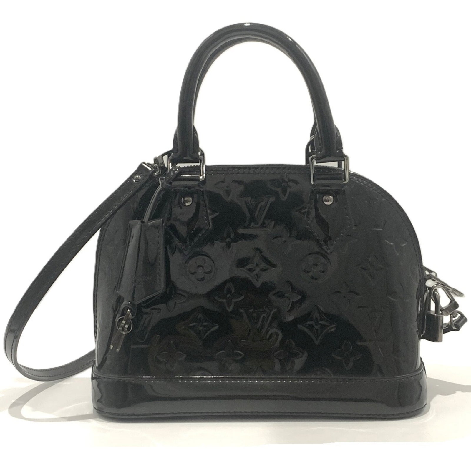 Shoulder Bag Vernis by Louis Vuitton: Shoulder Bag Vernis by Louis Vuitton Black Vernis shoulder bag from Louis Vuitton, featuring the iconic monogram pattern and a classic design. Measuring 17.5cm x 23cm x 11.5cm, this used bag
