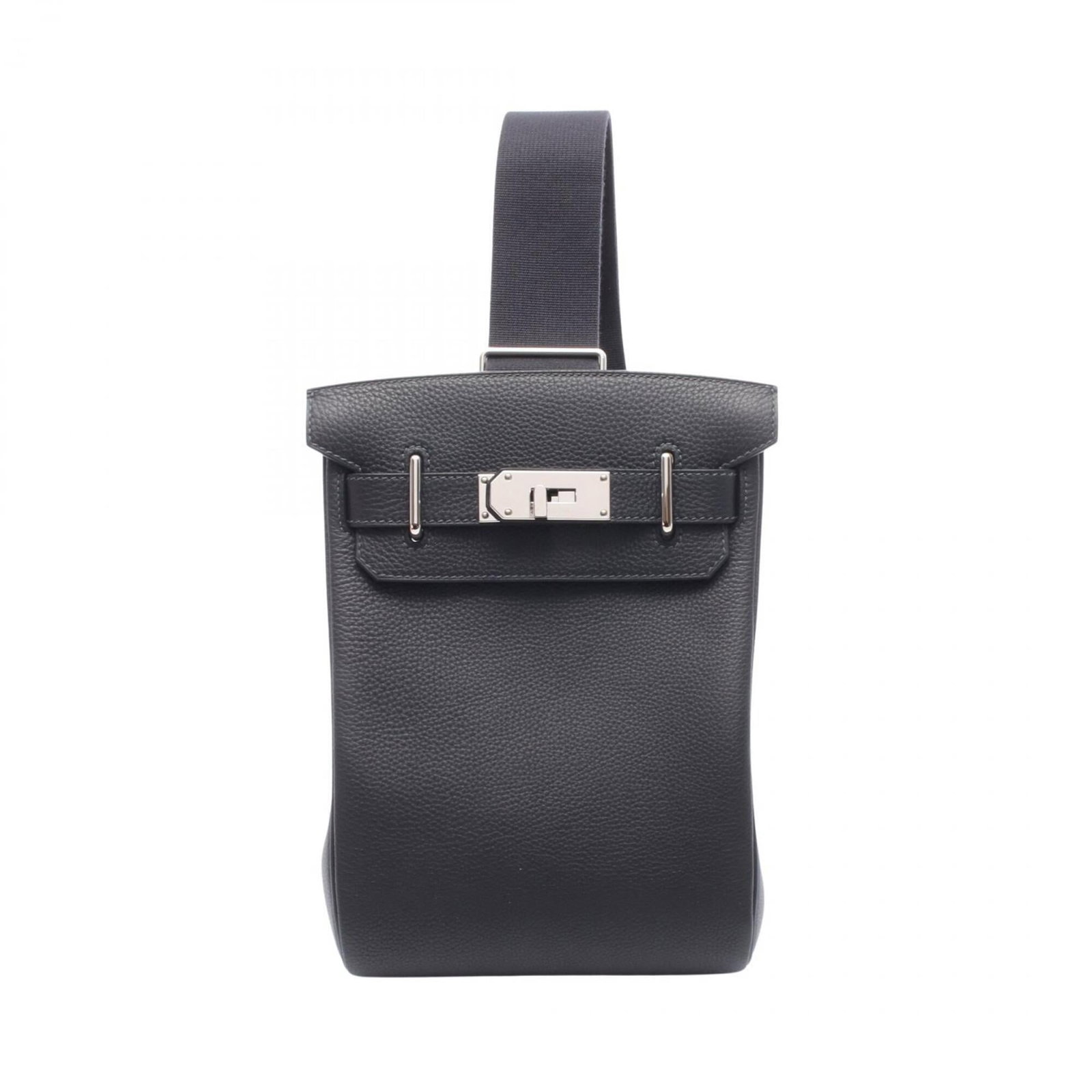 Handbag Fanny Pack with Togo Leather: Handbag Fanny Pack with Togo Leather Togo leather adds a touch of sophistication to this navy fanny pack, crafted with attention to detail. Measuring 27cm x 18cm x 8cm, it features a classic design