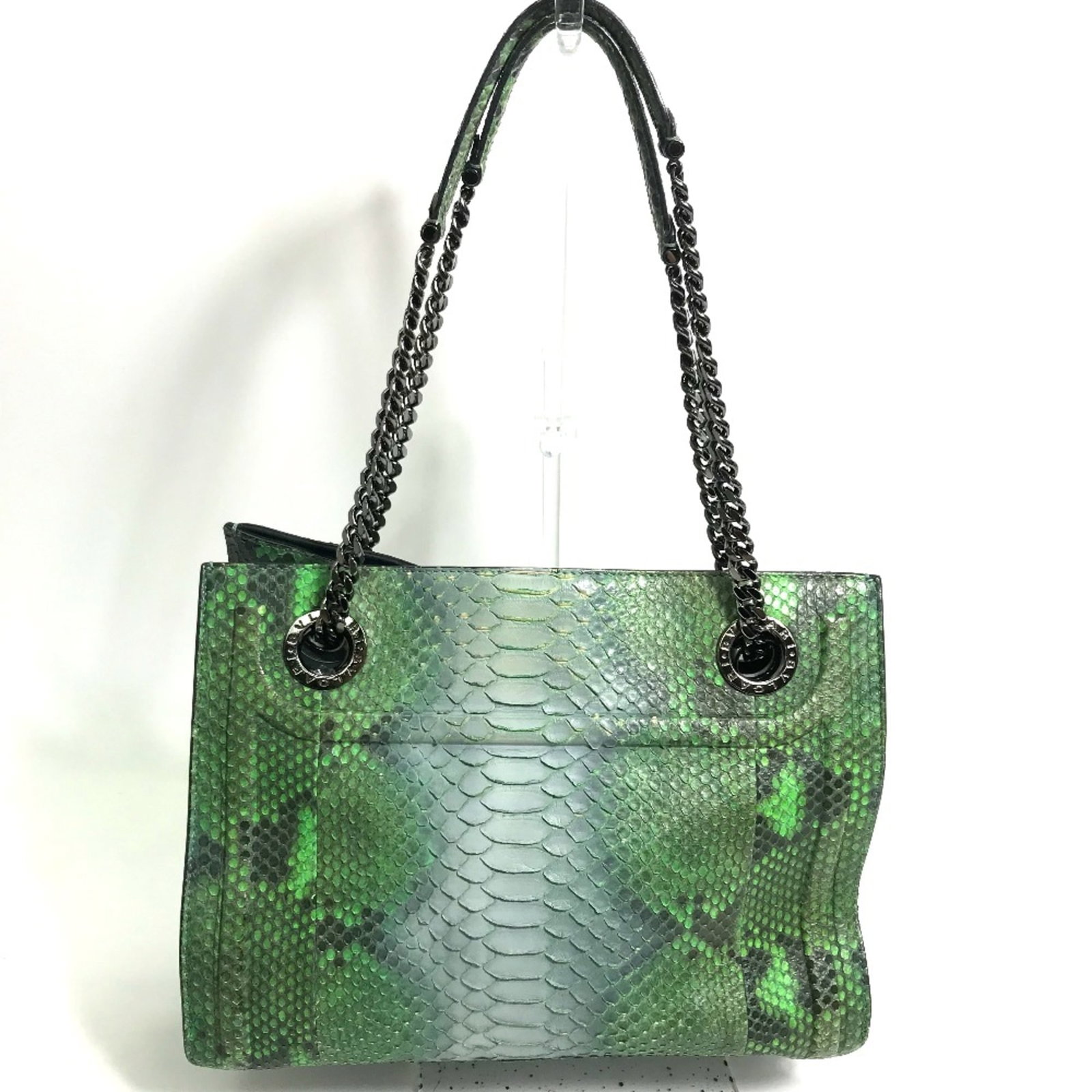 Bag Bvlgari Other Shoulder: Bag Bvlgari Other Shoulder This Bvlgari Other Shoulder Bag features a stunning green hue and measures 28cm x 21cm in width. The bag has undergone normal wear, with visible scratches and dirt, but