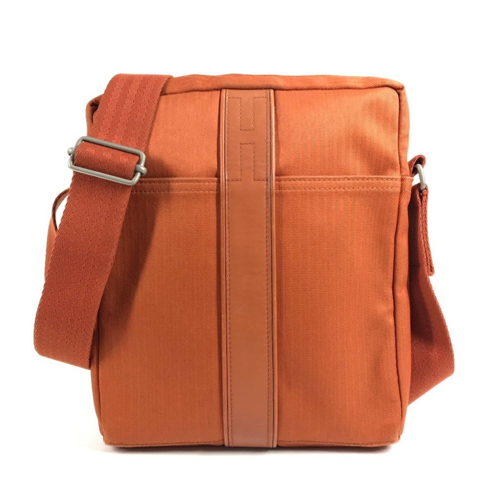 Shoulder bag canvas by Hermes: Shoulder bag canvas by Hermes Canvas by Hermes, an iconic shoulder bag with a vibrant orange hue. This pochette features a canvas material and measures 26cm x 22cm x 5.5cm, making it a compact yet sty