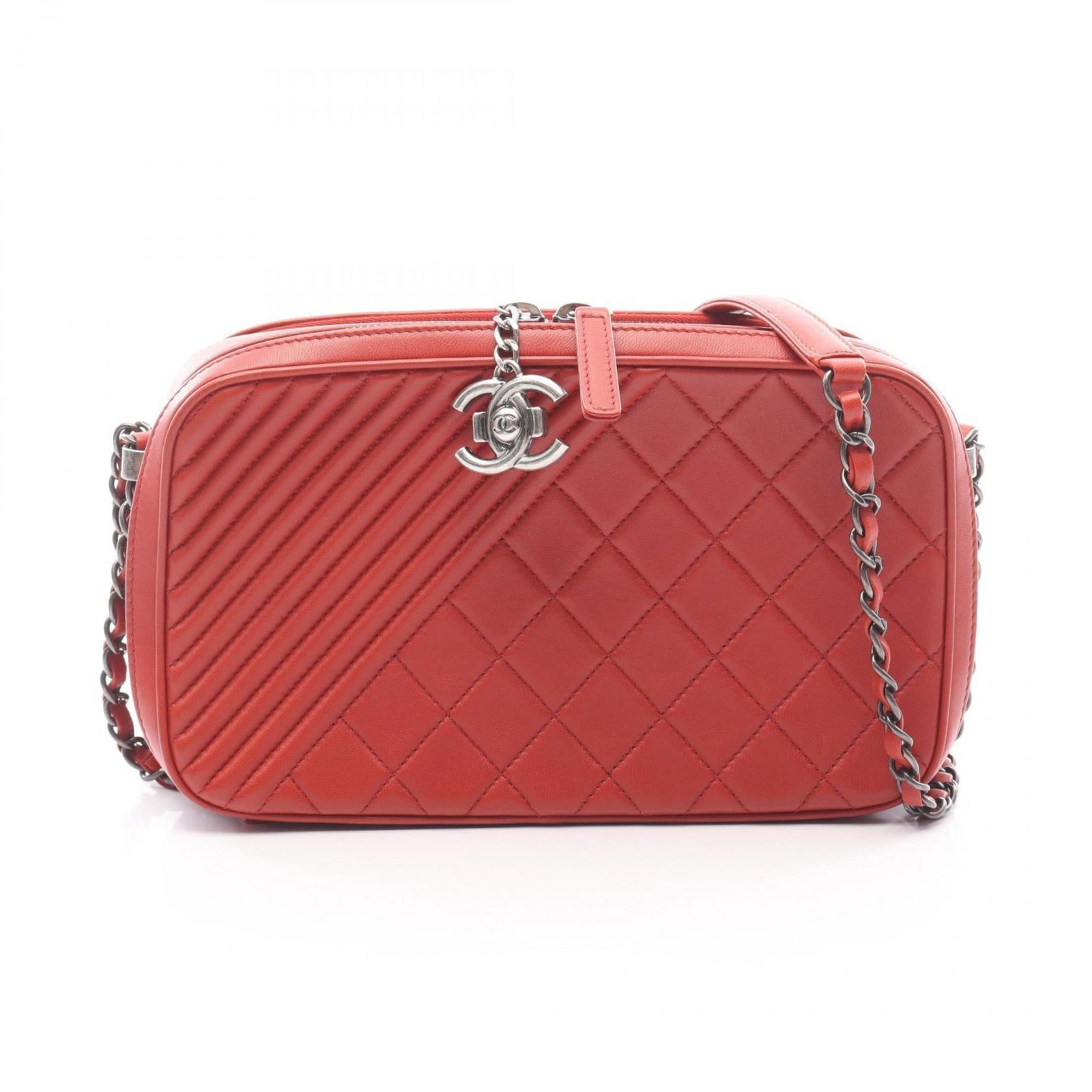 Shoulder bag leather Chanel: Shoulder bag leather Chanel Bordeaux leather shoulder bag with lambskin trim, featuring a classic Chanel design. The bag has been well-cared for and shows only minor signs of wear, including some