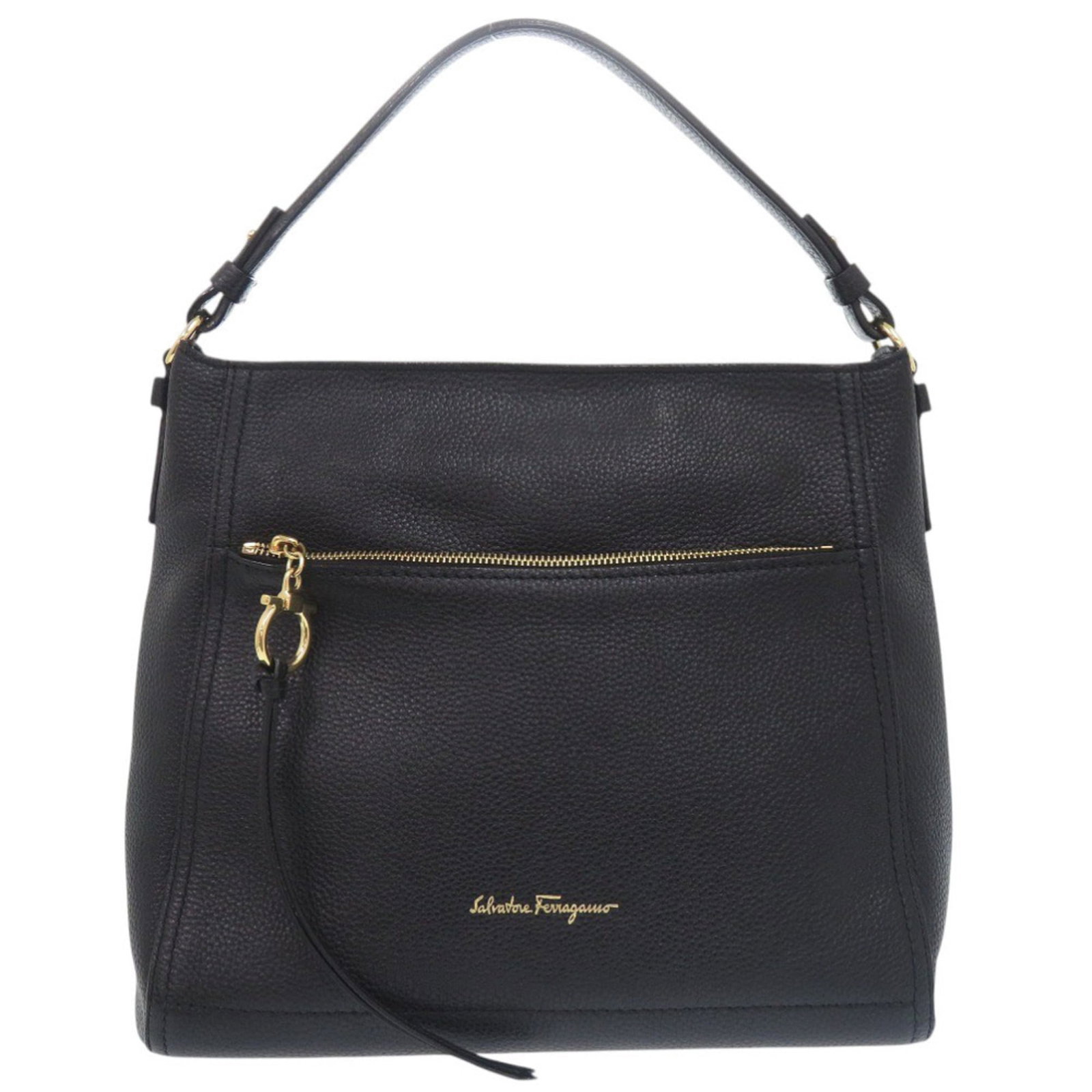 Shoulder bag leather Salvatore Ferragamo: Shoulder bag leather Salvatore Ferragamo Black leather shoulder bag from Salvatore Ferragamo, measuring 27cm x 30cm x 11cm. The bag features a classic design with traces of usage and minor scratches,