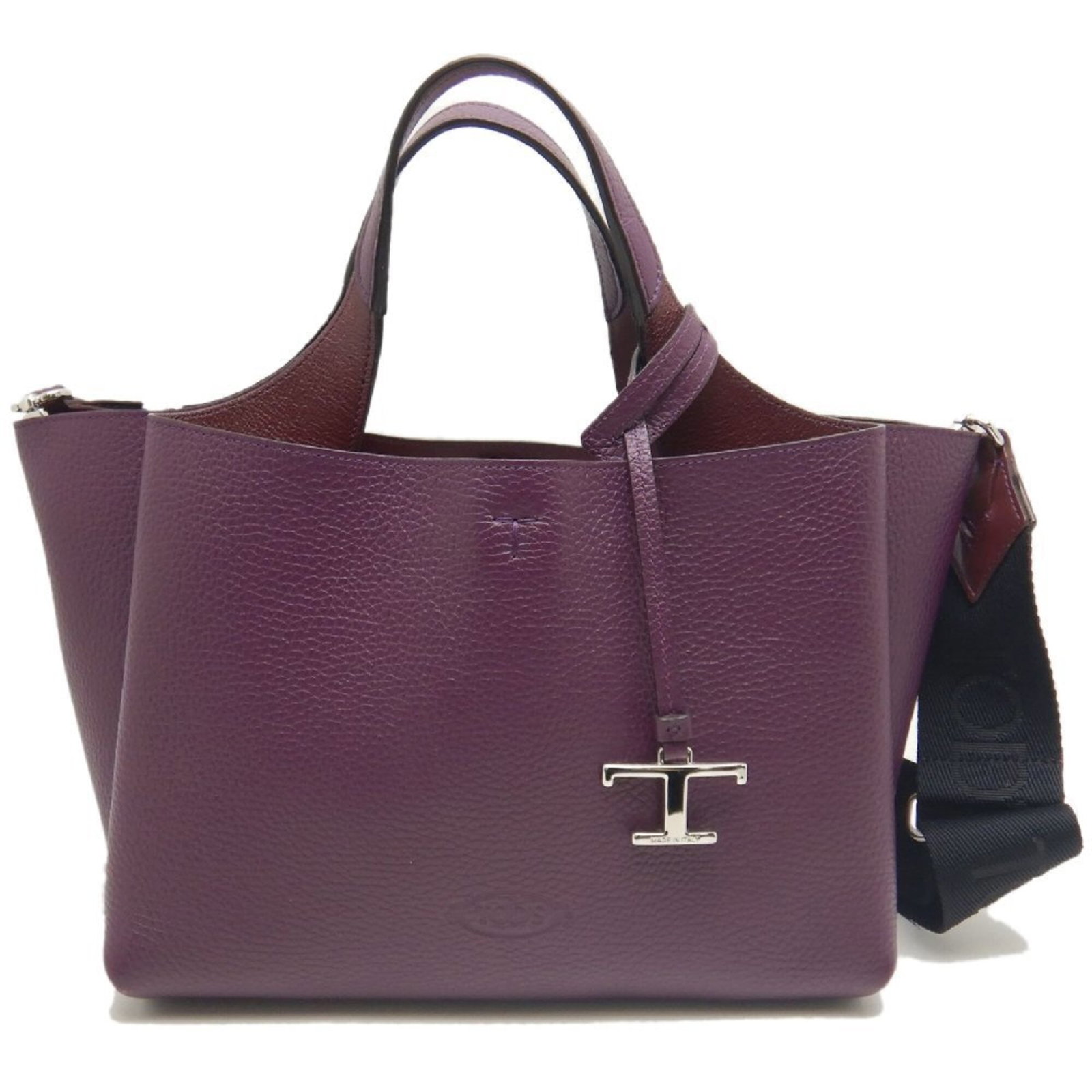 Handbag Leather from Tod's: Handbag Leather from Tod's Purple leather handbag from Tod's, featuring silver hardware and a versatile strap length range. With some minor scratches and dirt, this used handbag remains in very good c