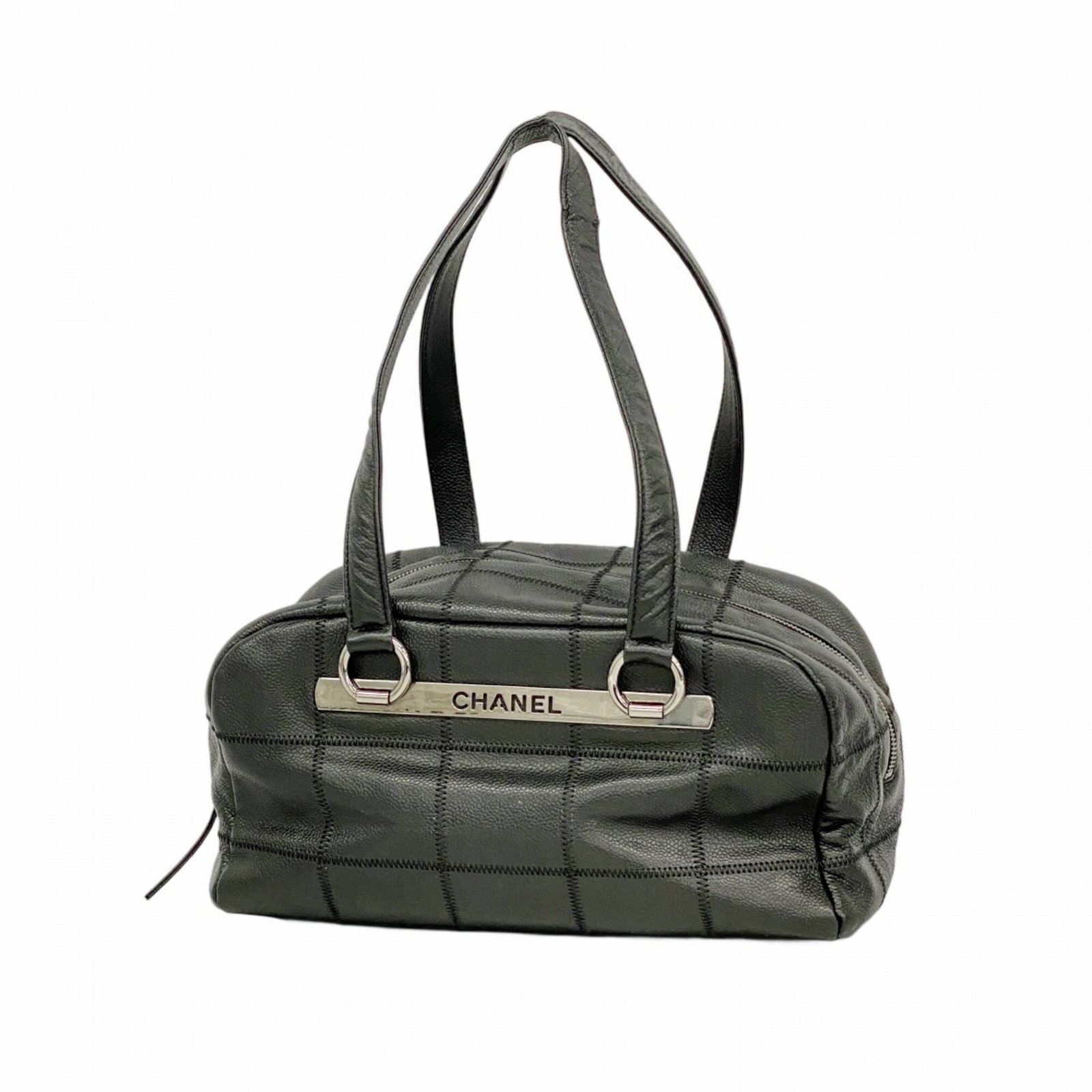 Shoulder bag leather Chanel: Shoulder bag leather Chanel This black leather shoulder bag from Chanel features silver hardware and a classic design. With its timeless style and durable construction, it's a versatile accessory for