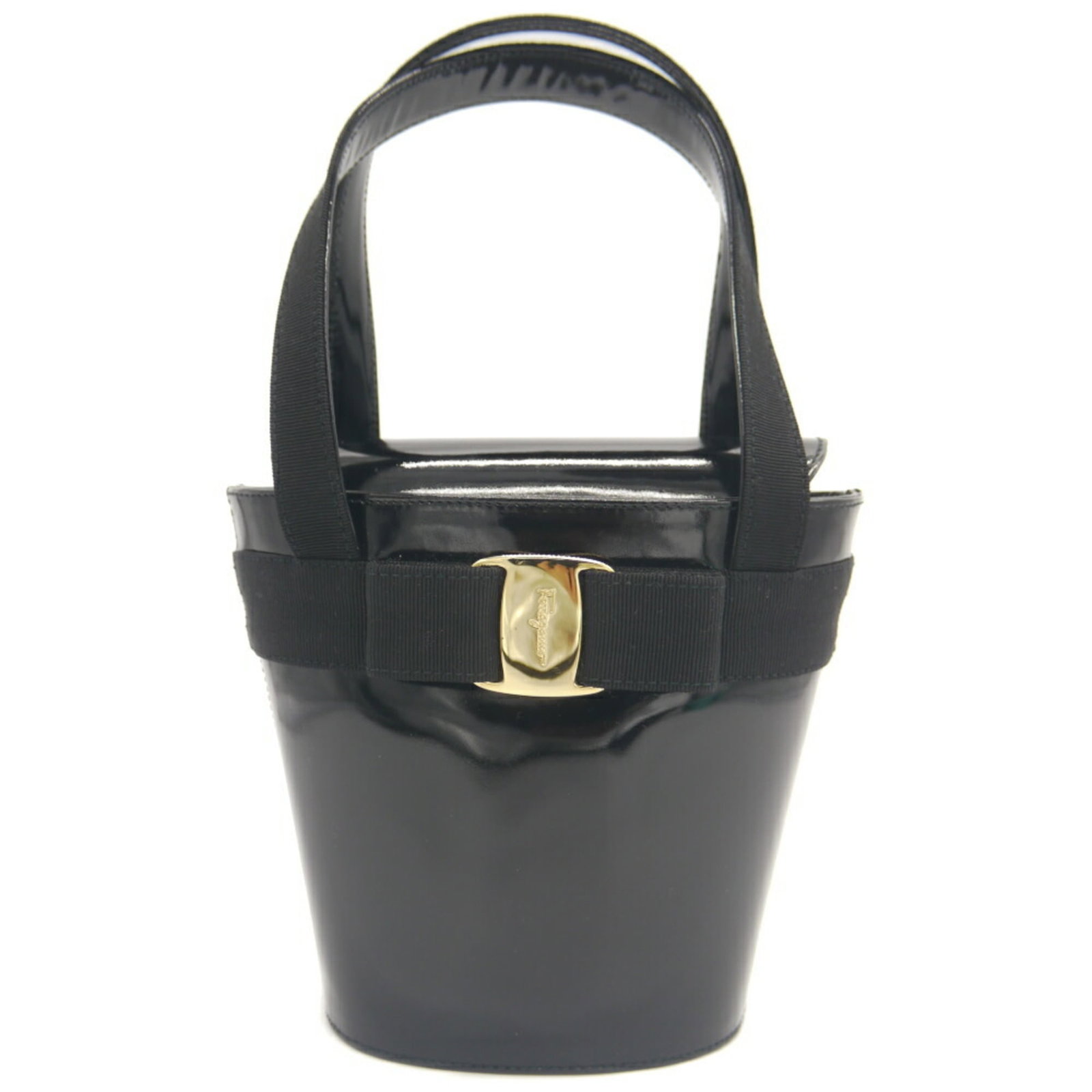 Ferragamo Salvatore Handbag Leather: Ferragamo Salvatore Handbag Leather Black leather Salvatore Ferragamo handbag with a classic design, measuring 17cm x 13cm x 9cm. The bag has some scratches and dirt from previous use, but remains in