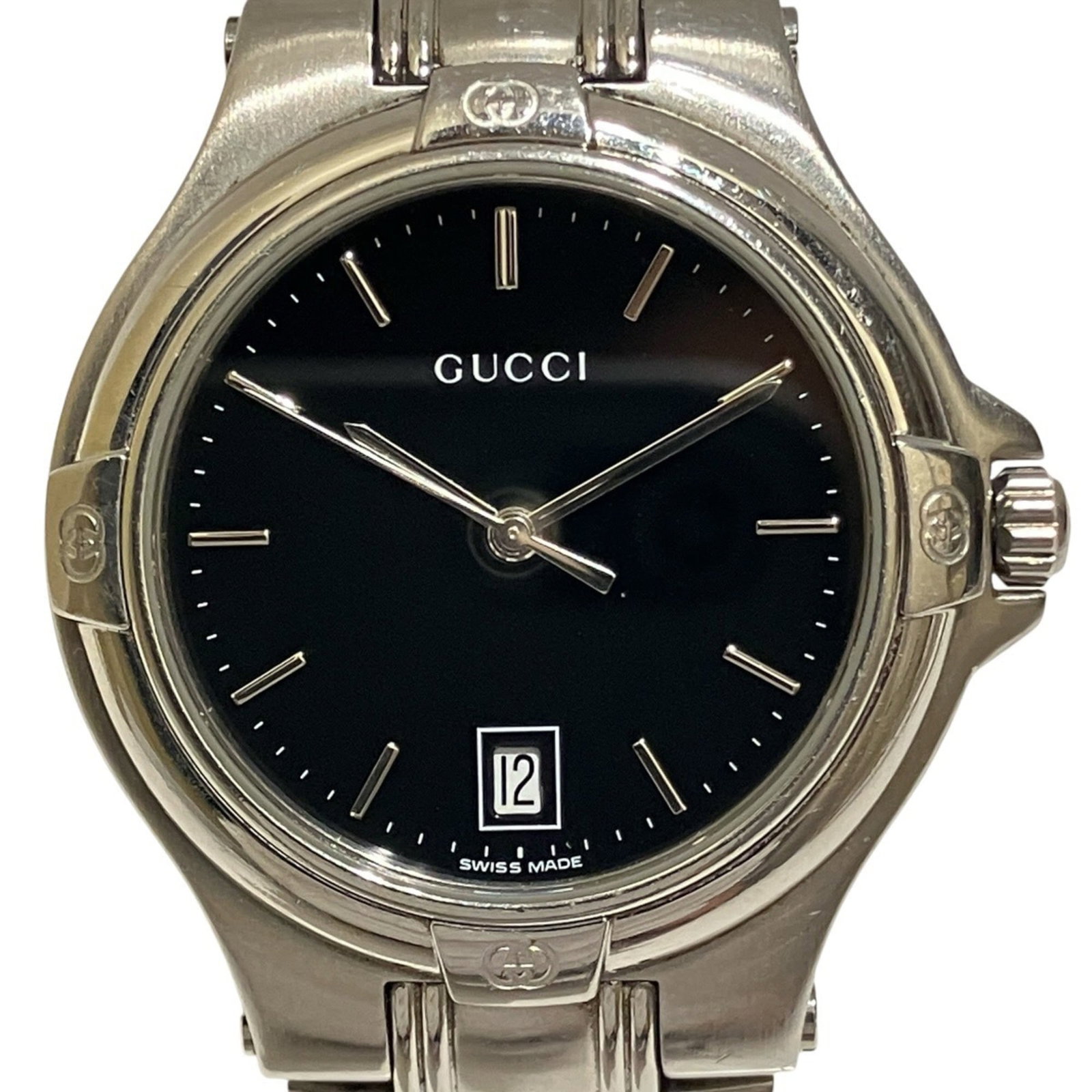 Wristwatch by Gucci: Wristwatch by Gucci Stainless steel case and band, the Gucci wristwatch boasts a sleek black dial. Measuring 36mm in diameter, it fits wrists up to 16.5cm in size. With traces of usage visible,