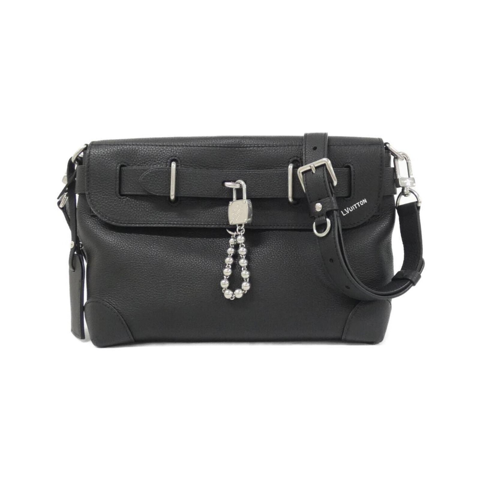 Shoulder Bag of Louis Vuitton: Shoulder Bag of Louis Vuitton Black Matte Silver Louis Vuitton shoulder bag with a classic design, measuring 23cm x 30cm x 10cm. The bag has some traces of usage and minor scratches/dirt, but remains 
