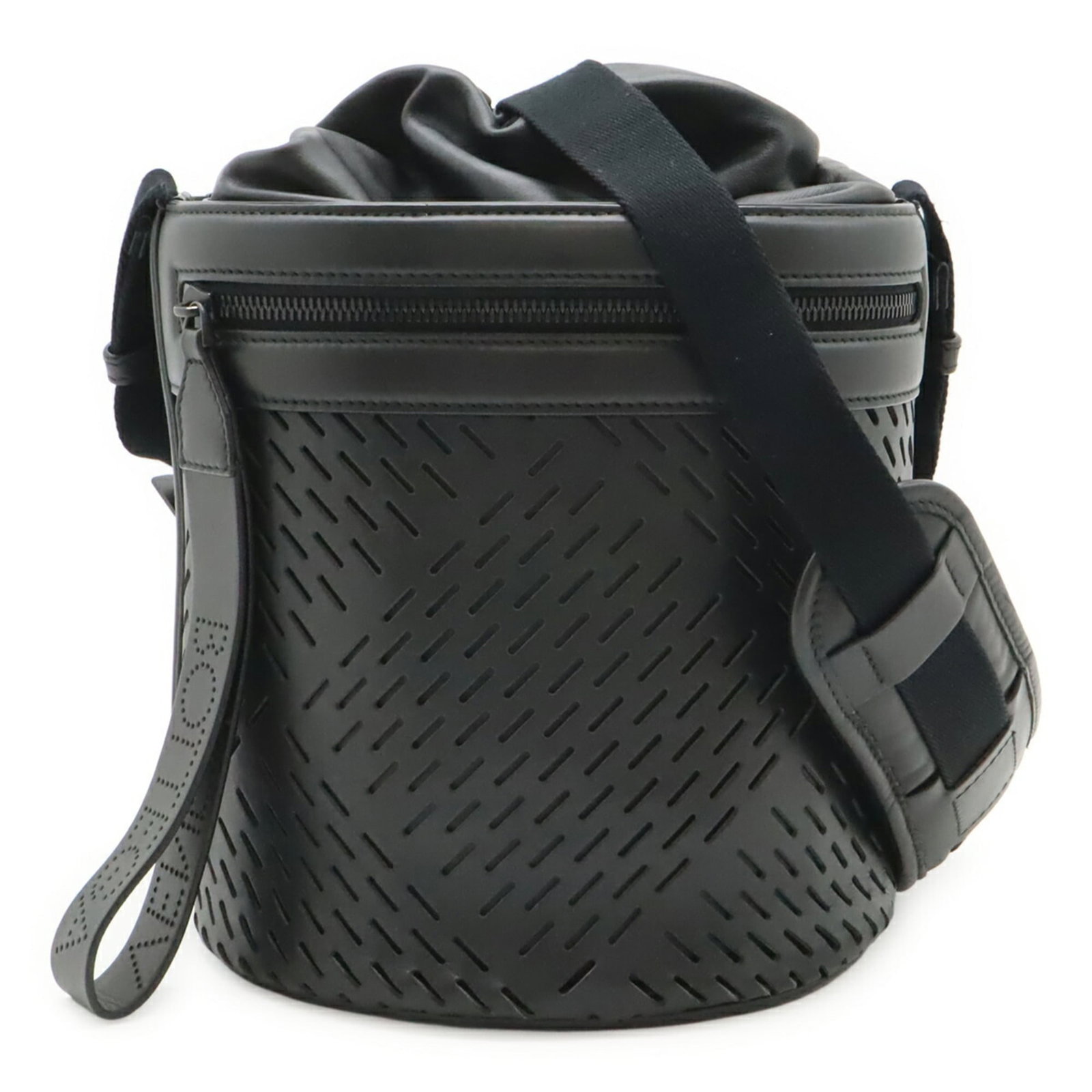 Veneta Leather Bag Shoulder: Veneta Leather Bag Shoulder Black Veneta Leather Bag Shoulder, 21cm x 21cm x 18cm. This used Bottega Veneta shoulder bag features leather material and a black color. With traces of usage visible, it h