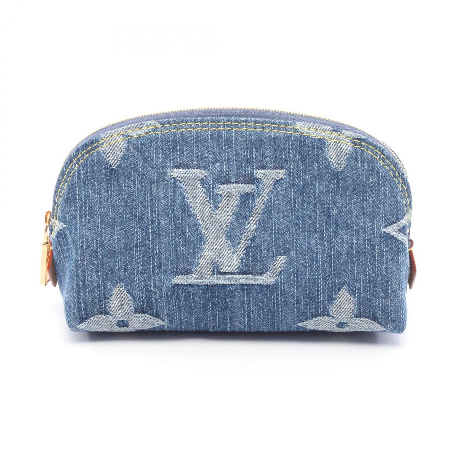 Pochette pouch denim monogram Louis Vuitton: Pochette pouch denim monogram Louis Vuitton Monogrammed denim pouch from Louis Vuitton, featuring the iconic blue monogram pattern. This pochette pouch measures 10cm x 17cm and has a few traces of