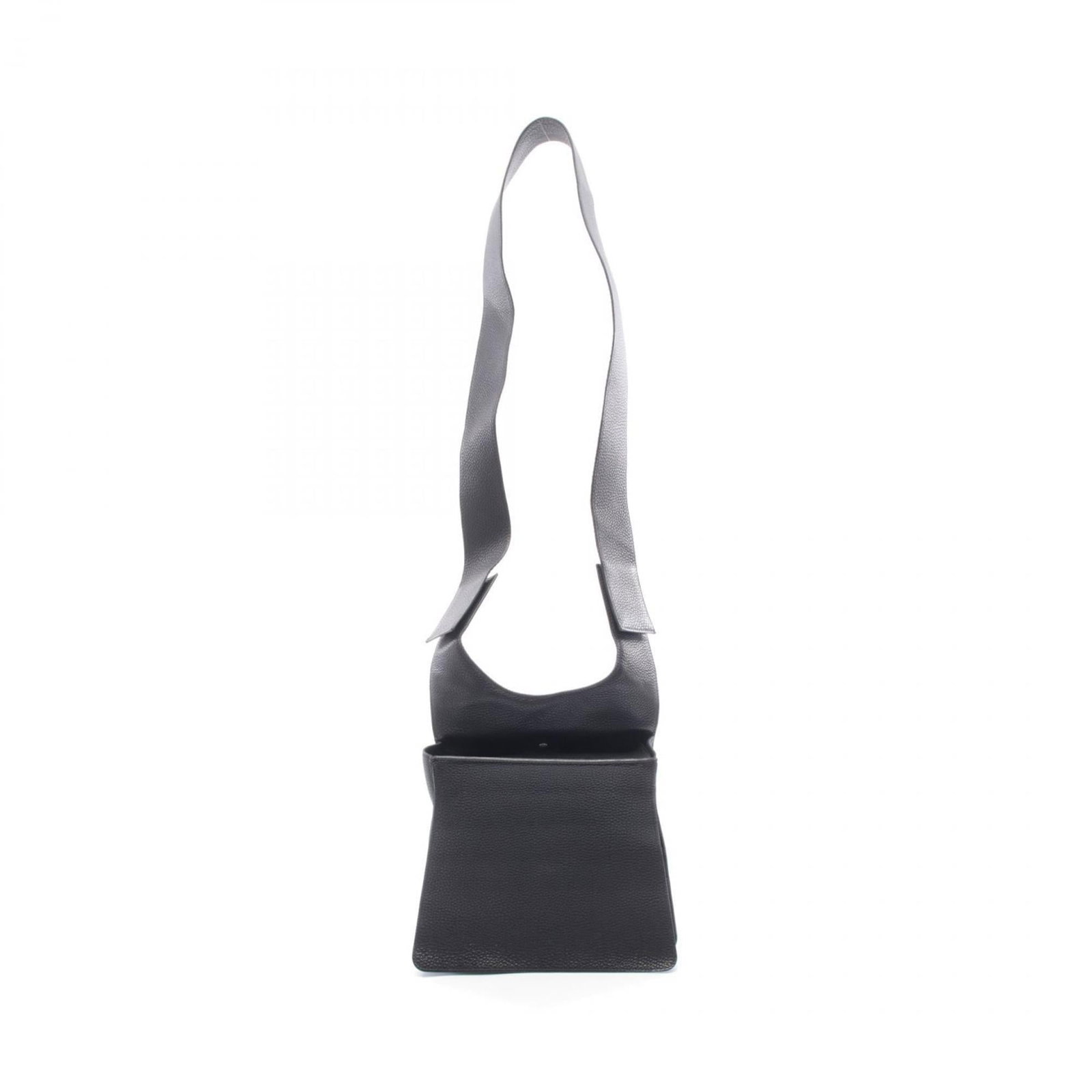 Hermes Shoulder Bag Togo Leather: Hermes Shoulder Bag Togo Leather Togo leather craftsmanship shines in this black Hermes shoulder bag, featuring a timeless design with clean lines and classic proportions. The subtle scratches and min