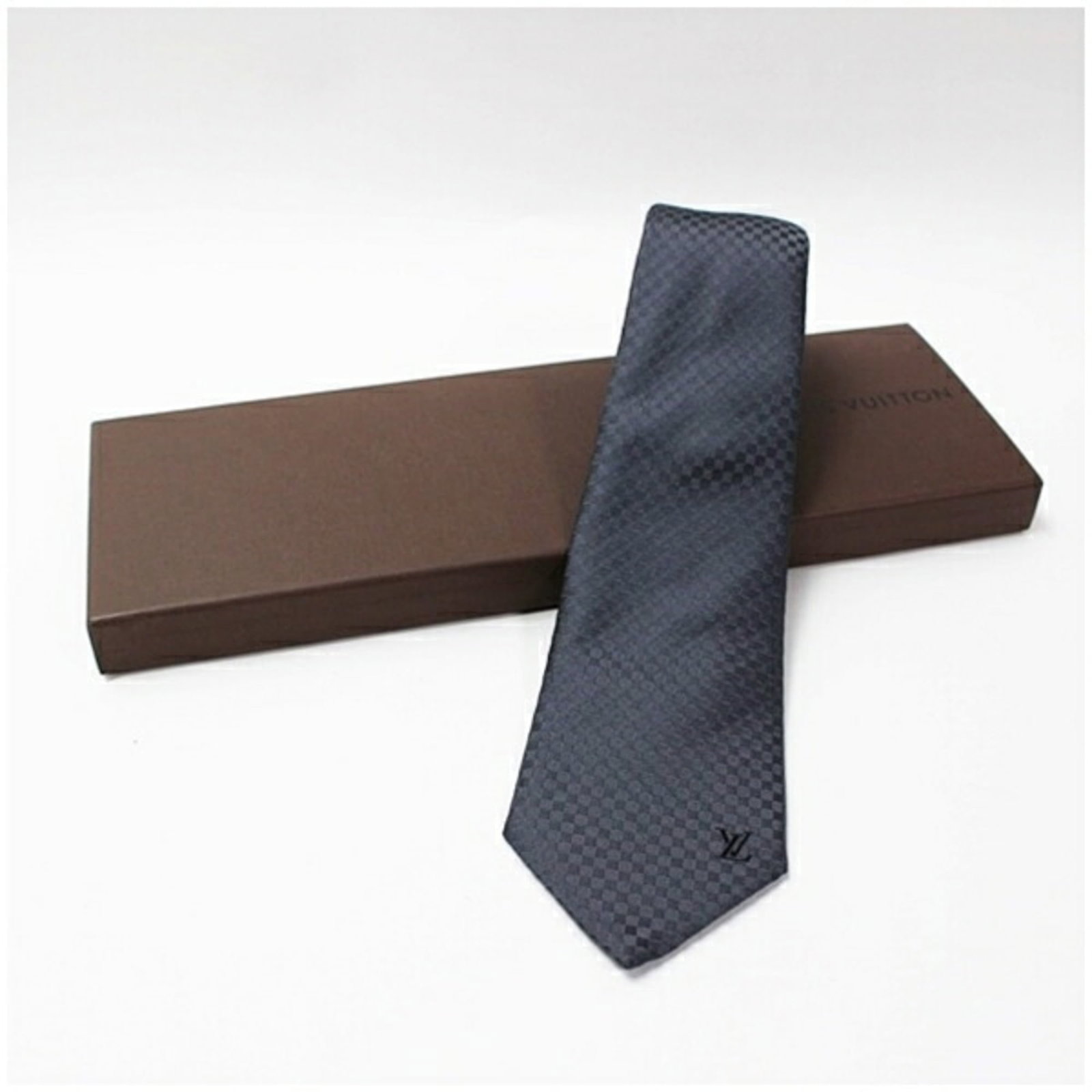 Silk cravat by Louis Vuitton: Silk cravat by Louis Vuitton Silk cravat by Louis Vuitton, featuring a classic gray color and made from high-quality silk. The item boasts a subtle width of 9cm / 3.54'' and shows signs of being well-