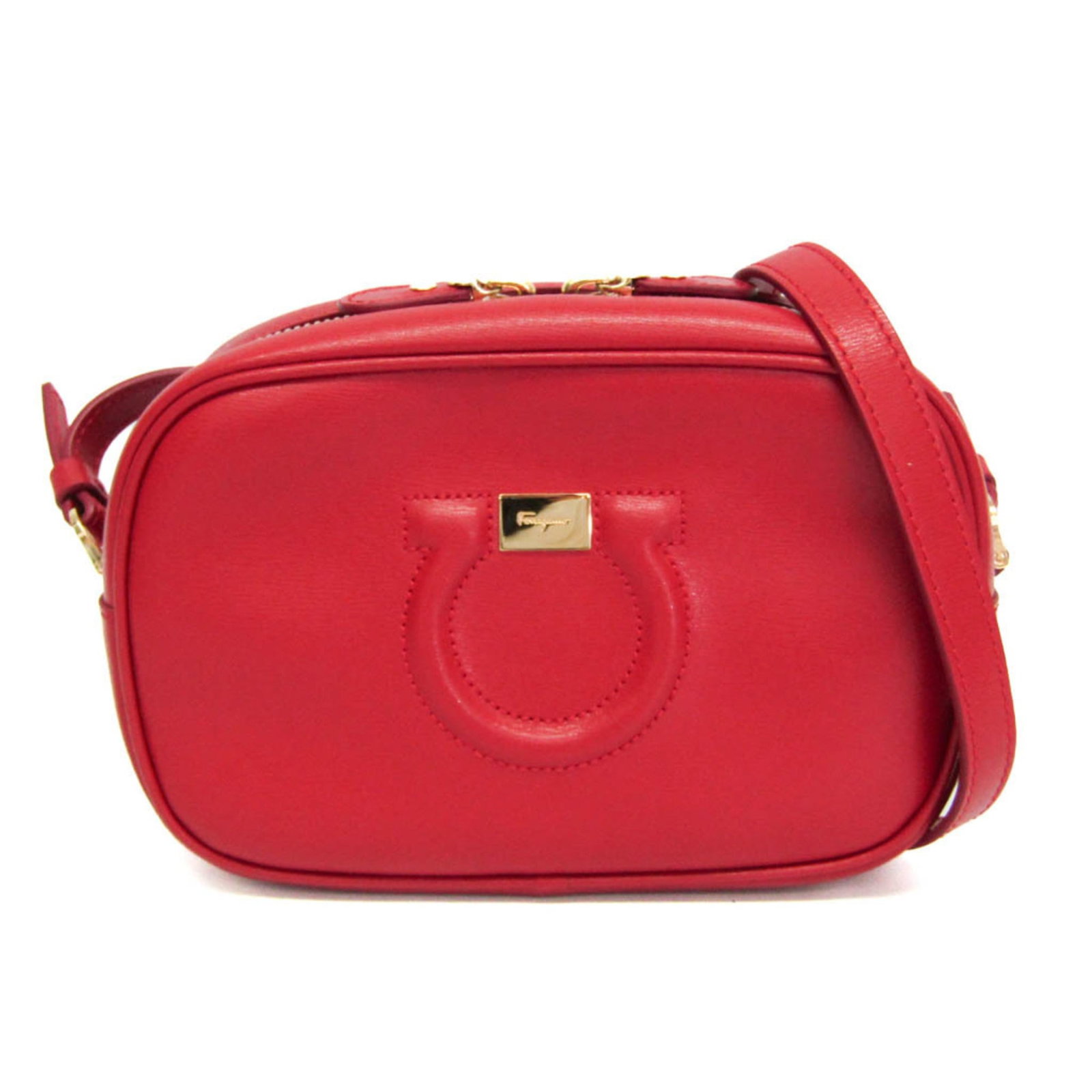 Shoulder bag leather Salvatore Ferragamo: Shoulder bag leather Salvatore Ferragamo Red leather shoulder bag from Salvatore Ferragamo, featuring a zipper closure and open pocket. Measuring 12cm x 18cm x 6cm, it comes with adjustable straps tha