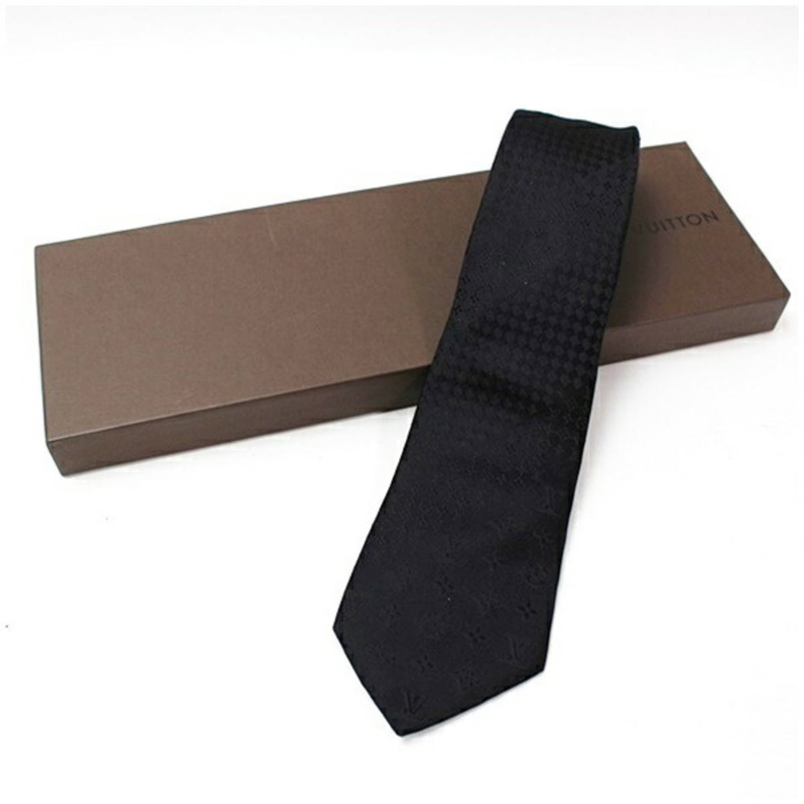 Silk cravat by Louis Vuitton: Silk cravat by Louis Vuitton Silk cravat by Louis Vuitton, featuring black silk material with a subtle sheen. This used item boasts a classic design and measures 9cm in width, making it a stylish acce